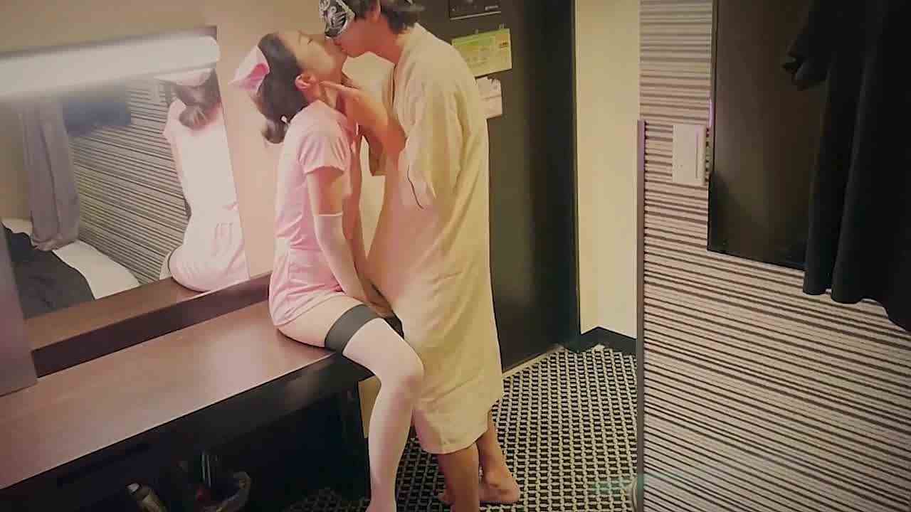  长腿护士装舔穴操逼口活无套内射，很骚闭眼享受 的剧照8