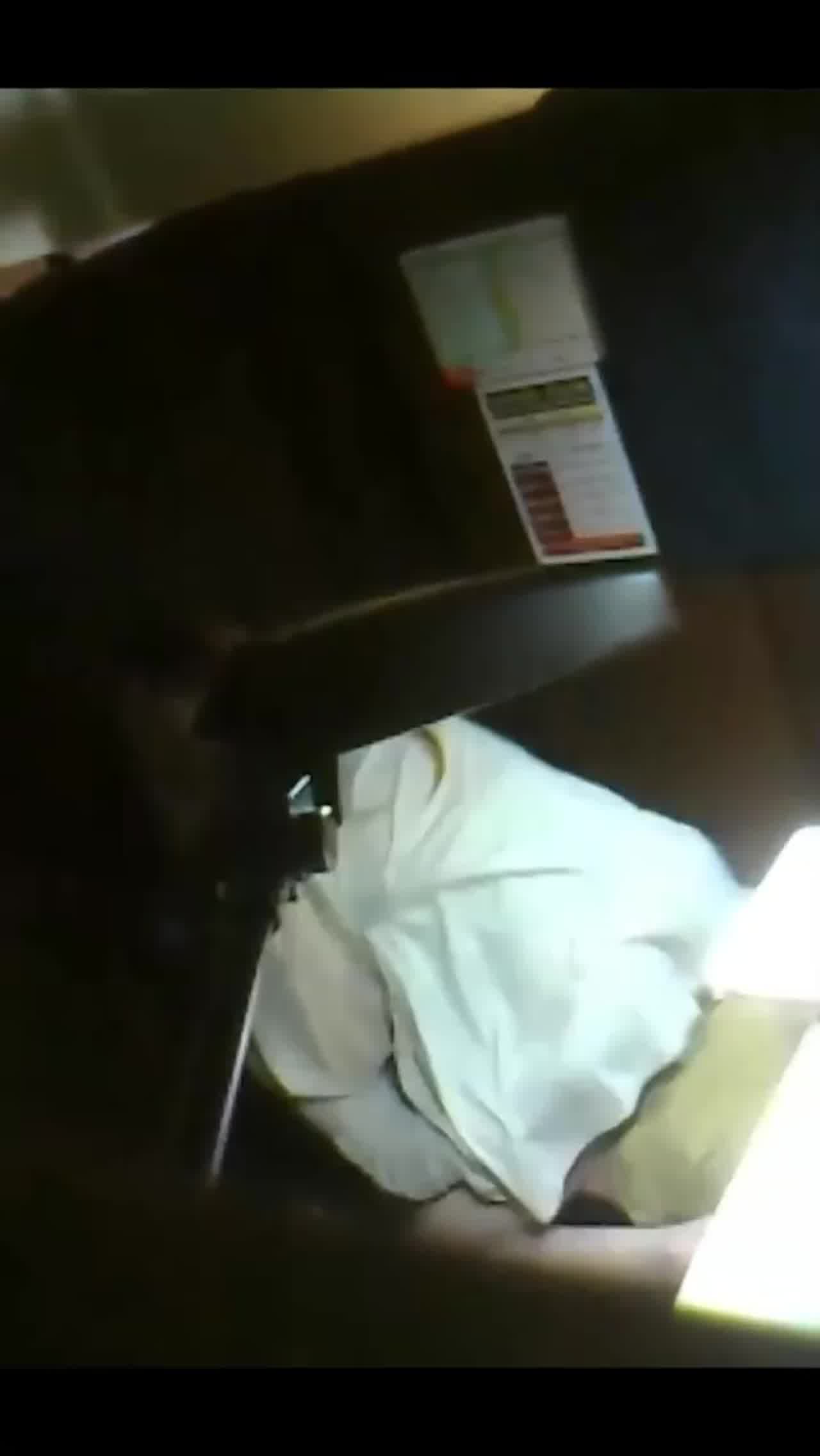  【大学自习室榨精】情绪稳定的学长，学姐动不动就看门口怕被发现，结果被门窗偷拍，男主发现镜头吓得停拍了 的剧照5