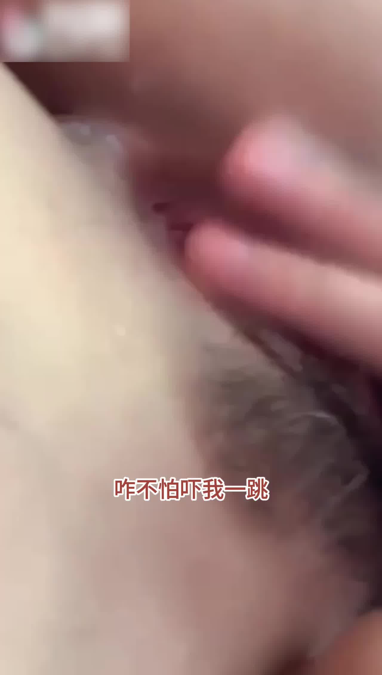  【小马拉大车乱伦小姨】让侄儿插进来别告诉他妈，小鸡巴玩两下就勃起了，还挺硬的，这么小就有生理反应？ 的剧照2