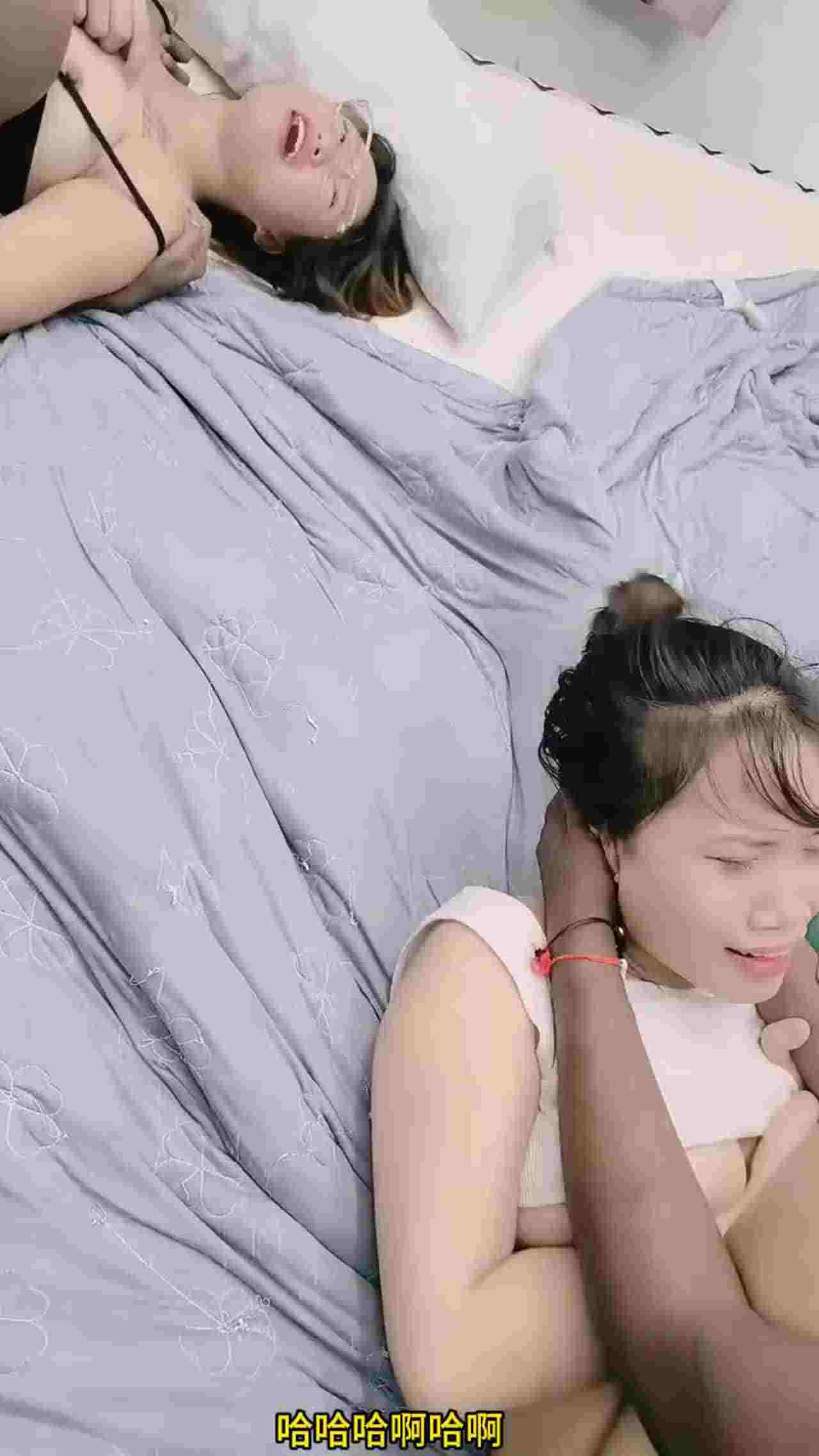  【妹子受不了大黑吊，吓的乱跑】黑白配群P盛宴，在楼道里逮住骚逼就是干，逼都要撑裂开了，还被抱起来草！ 的剧照8