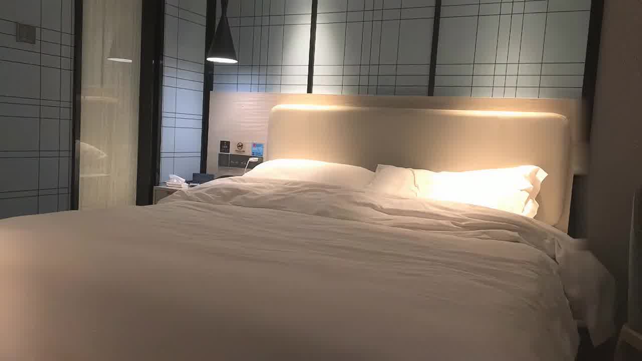  全国探花紧身牛仔裤美女，舌吻互摸大力猛操 的剧照4