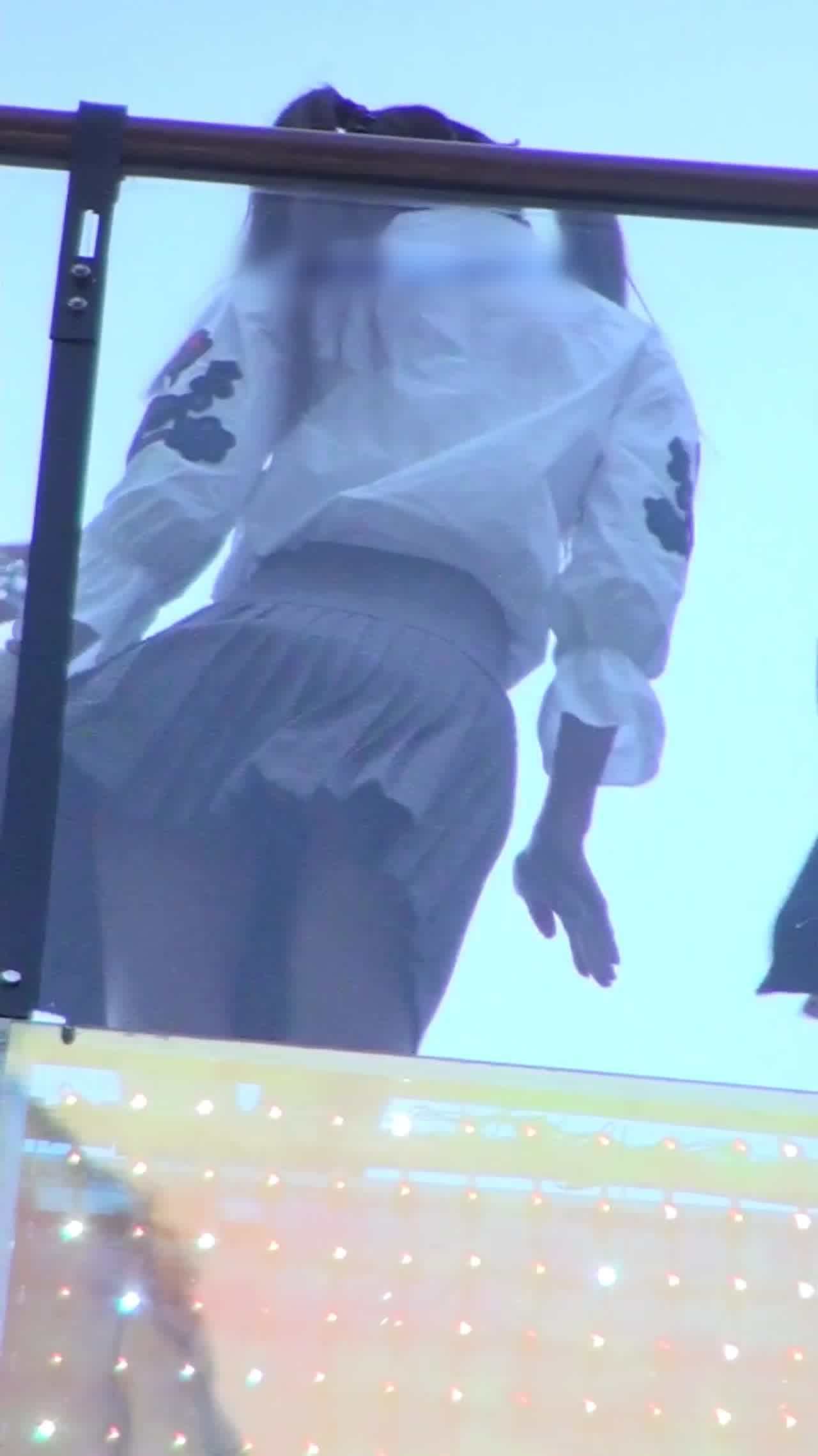  全网疯传！韩国美女啦啦队风中狂舞裙底风光一览无余 的剧照4