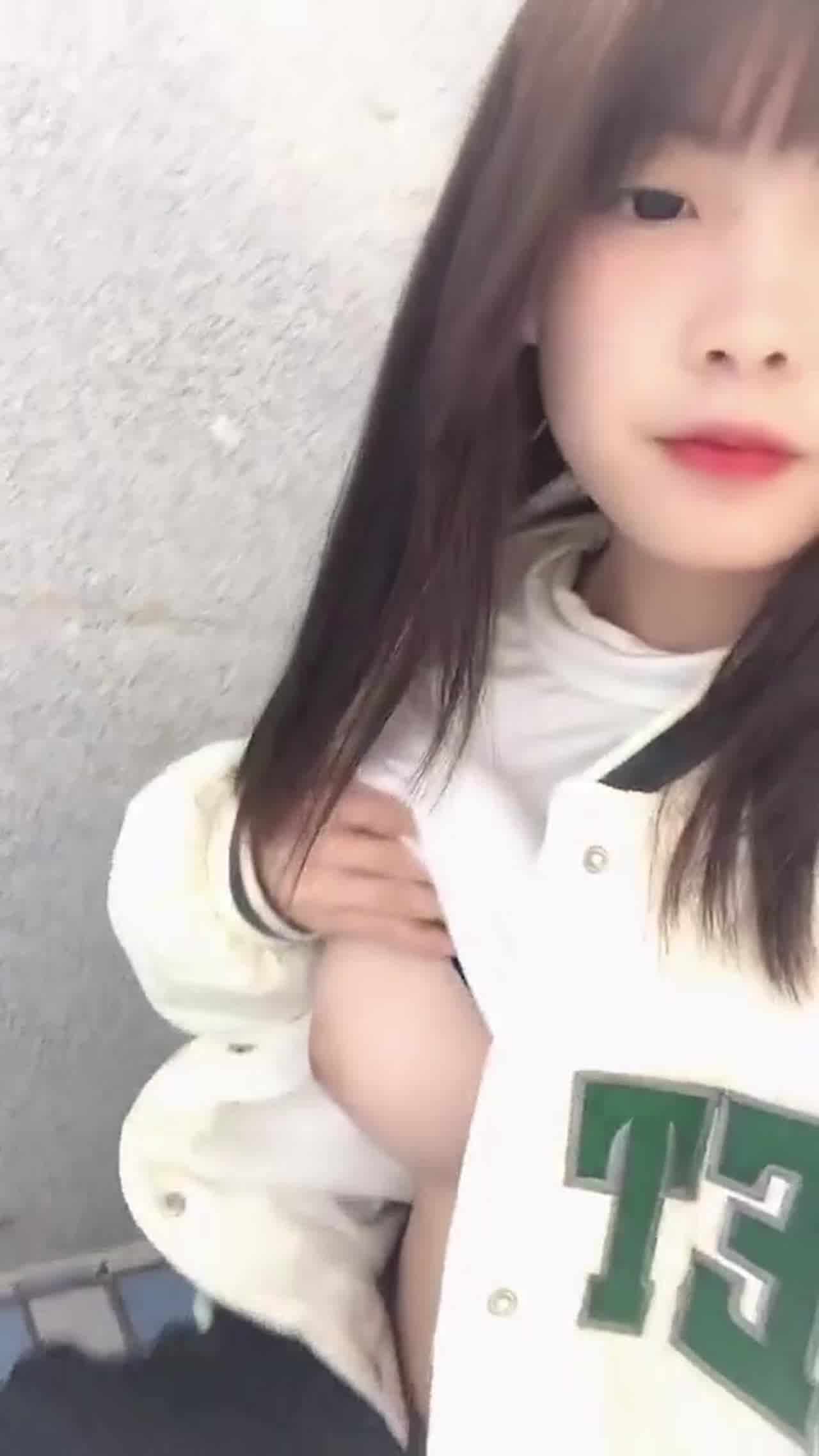  卡哇伊学生妹水手服捏奶自慰 的剧照3