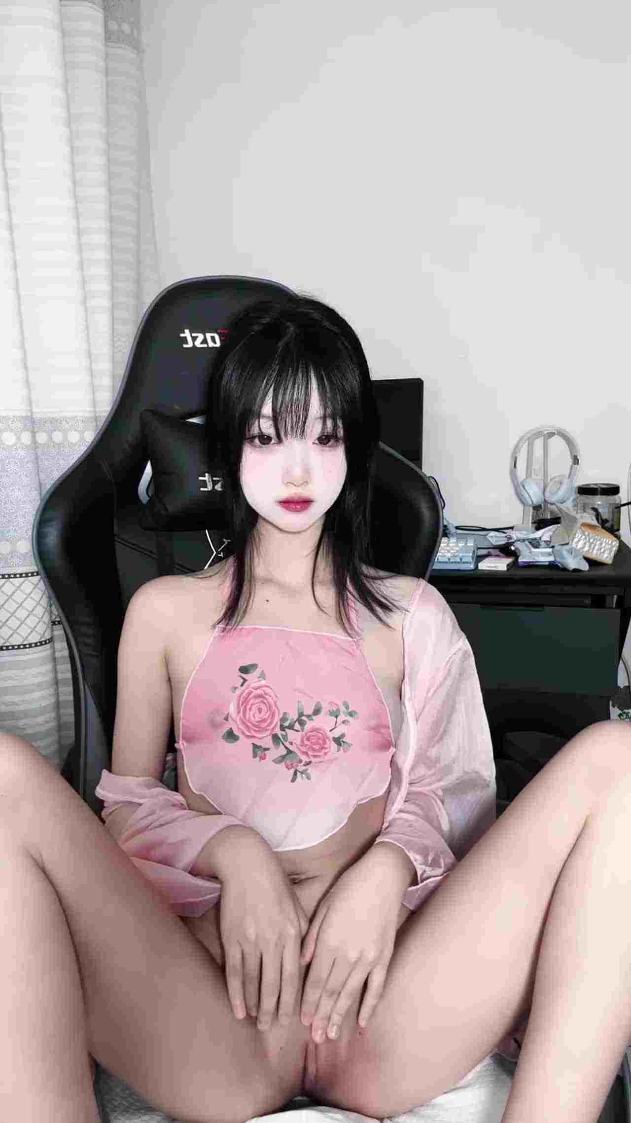  高价自购露脸萝莉-古风桃花姬自慰，幻想被主人操，阳具插下面喷了好多尿，对白诱惑清纯反差萝莉 的剧照4