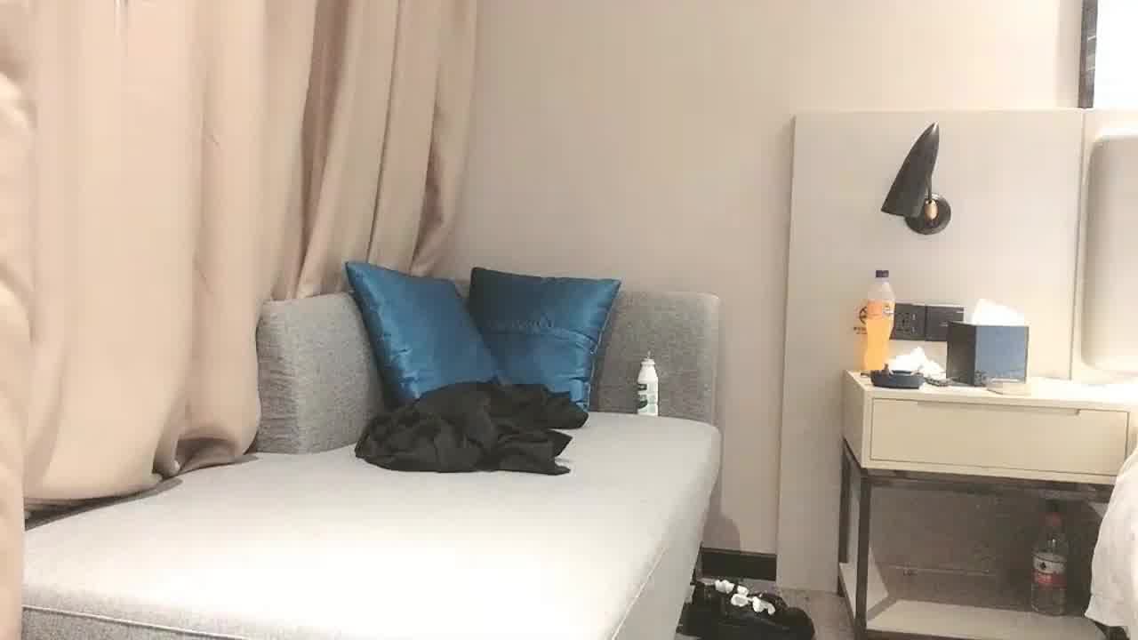  猥琐大叔舌吻双马尾黑裙萌妹子，身材娇小，各种姿势爆操萝莉，直呼你太猛了，真是被猪拱了 的剧照8