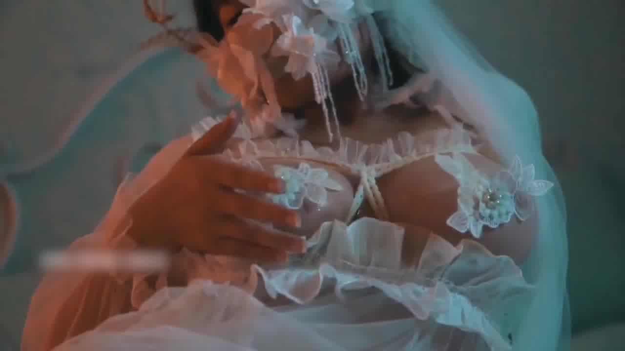  神秘国的巨乳淫荡白纱妖精自慰 的剧照3