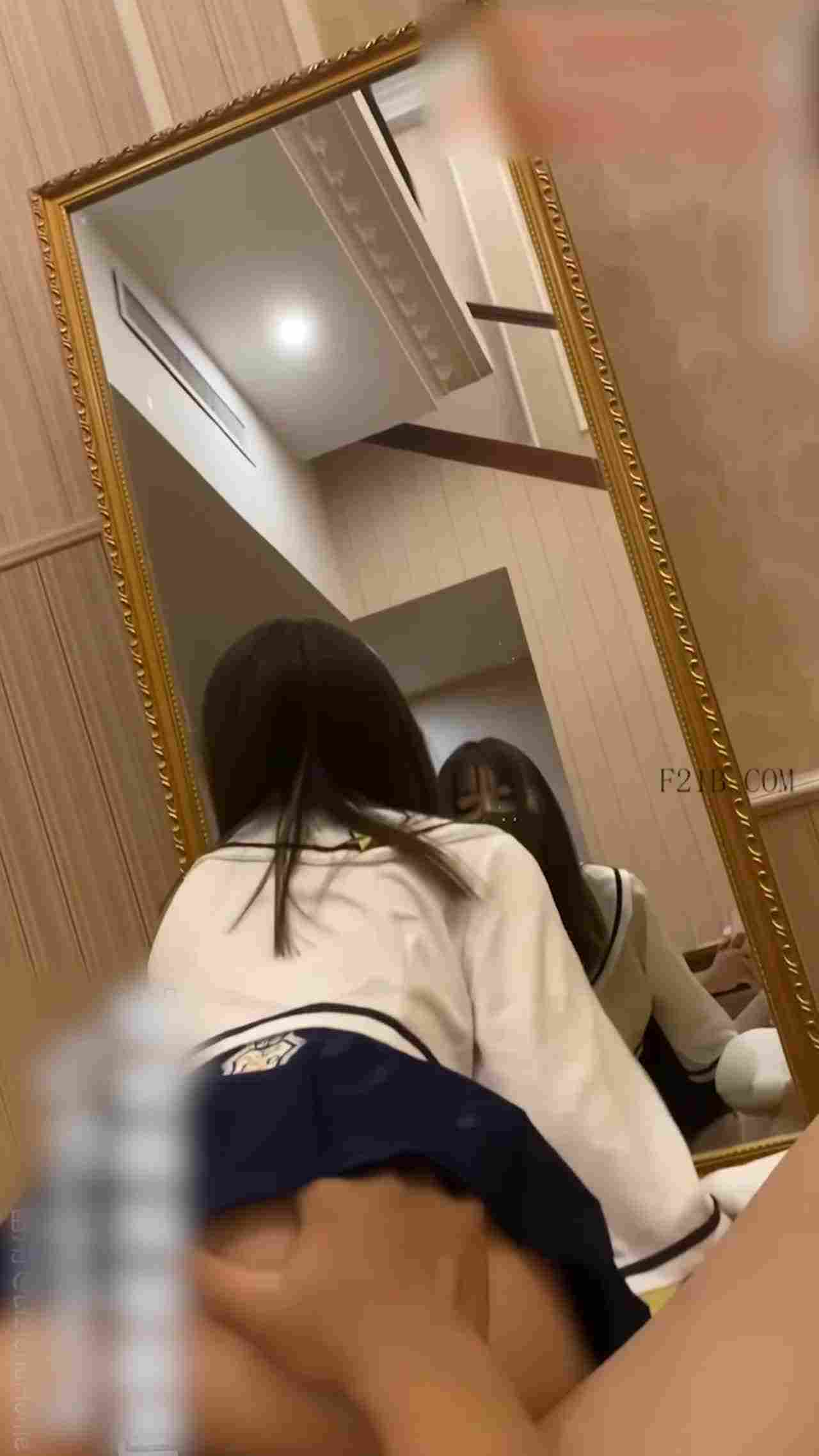  水手服白虎萝莉无套内射女上榨精 的剧照2