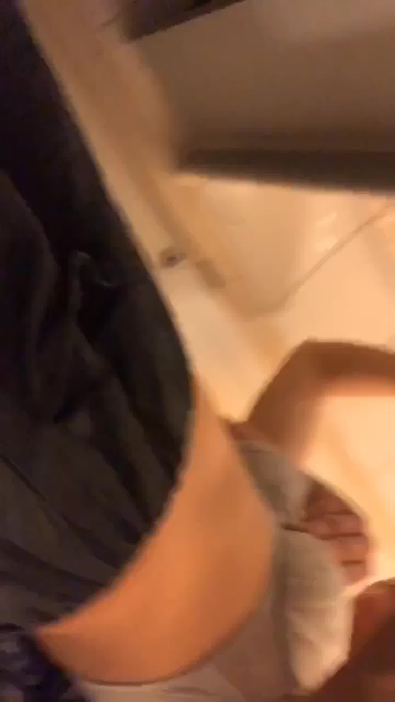  香港情侣性爱表演在洗手间自拍 的剧照4