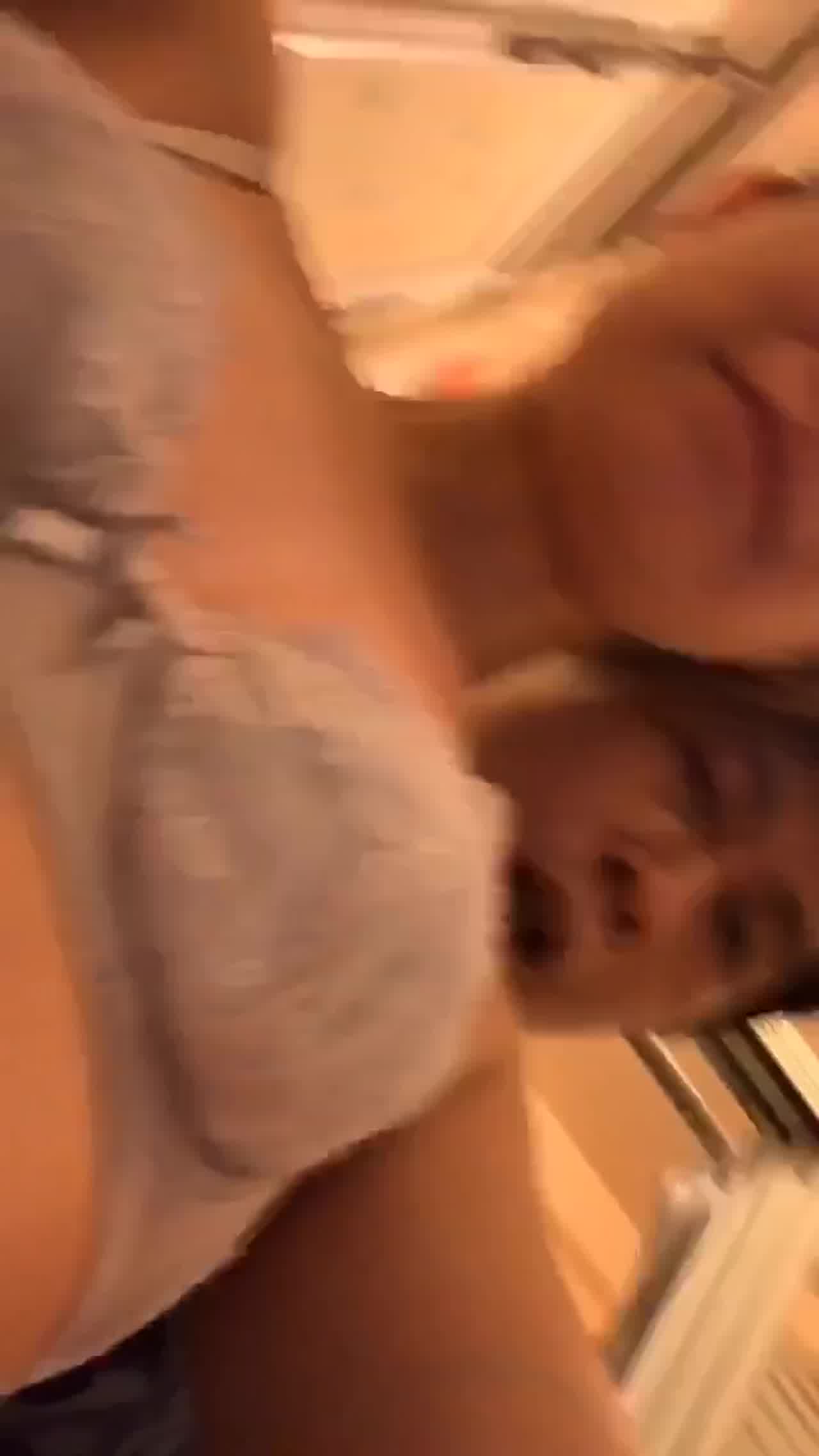  香港情侣性爱表演在洗手间自拍 的剧照5