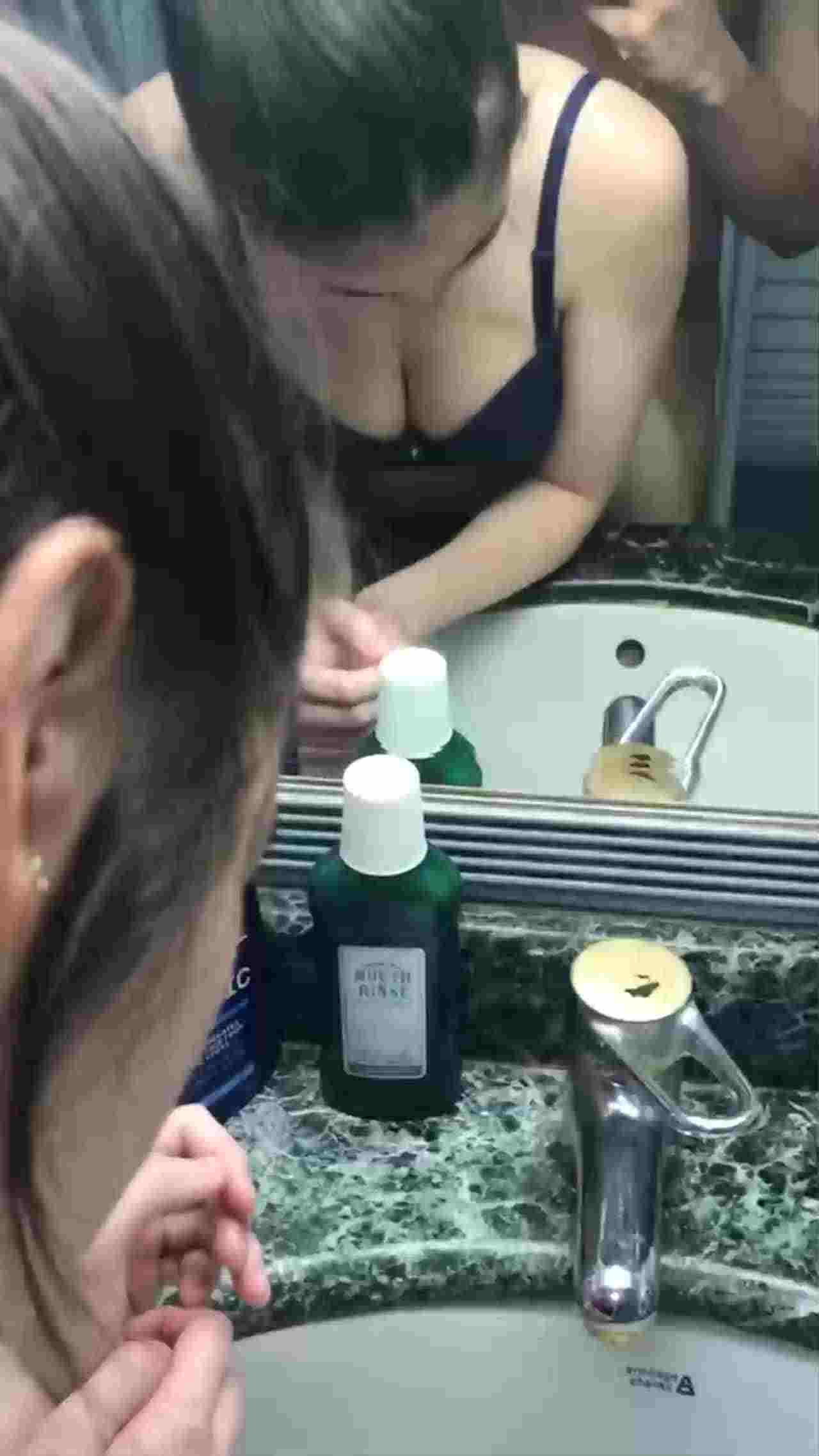  淫荡情侣厕所浴台站立后入抽插 气氛很不错 的剧照9