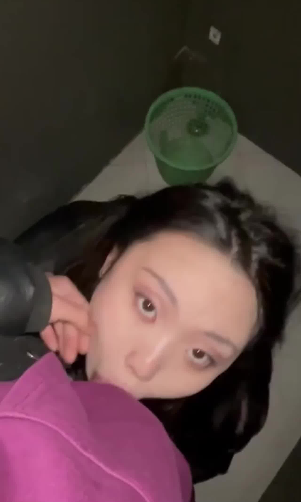  商场偶遇前女友先拉到厕所舒服一下 的剧照2