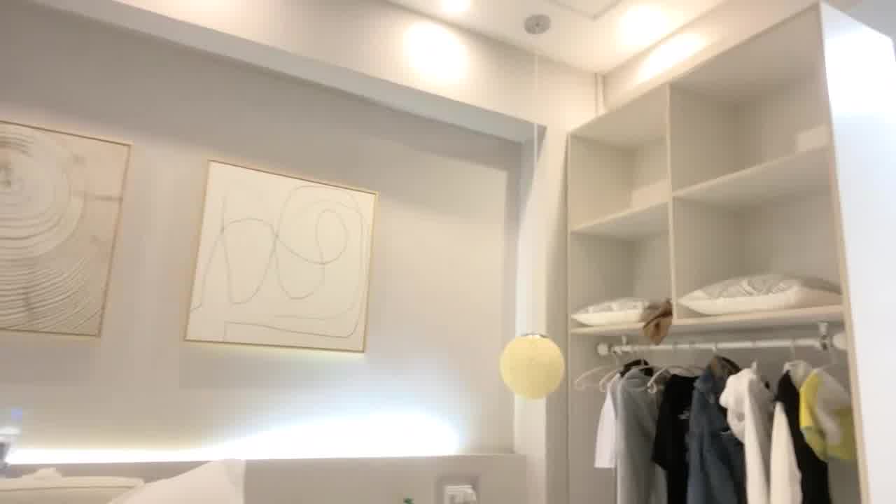  【瘦子先生探花】约的良家短发妹子，喝红酒聊聊天，扒掉内裤多毛骚逼，双腿肩上扛操 的剧照10