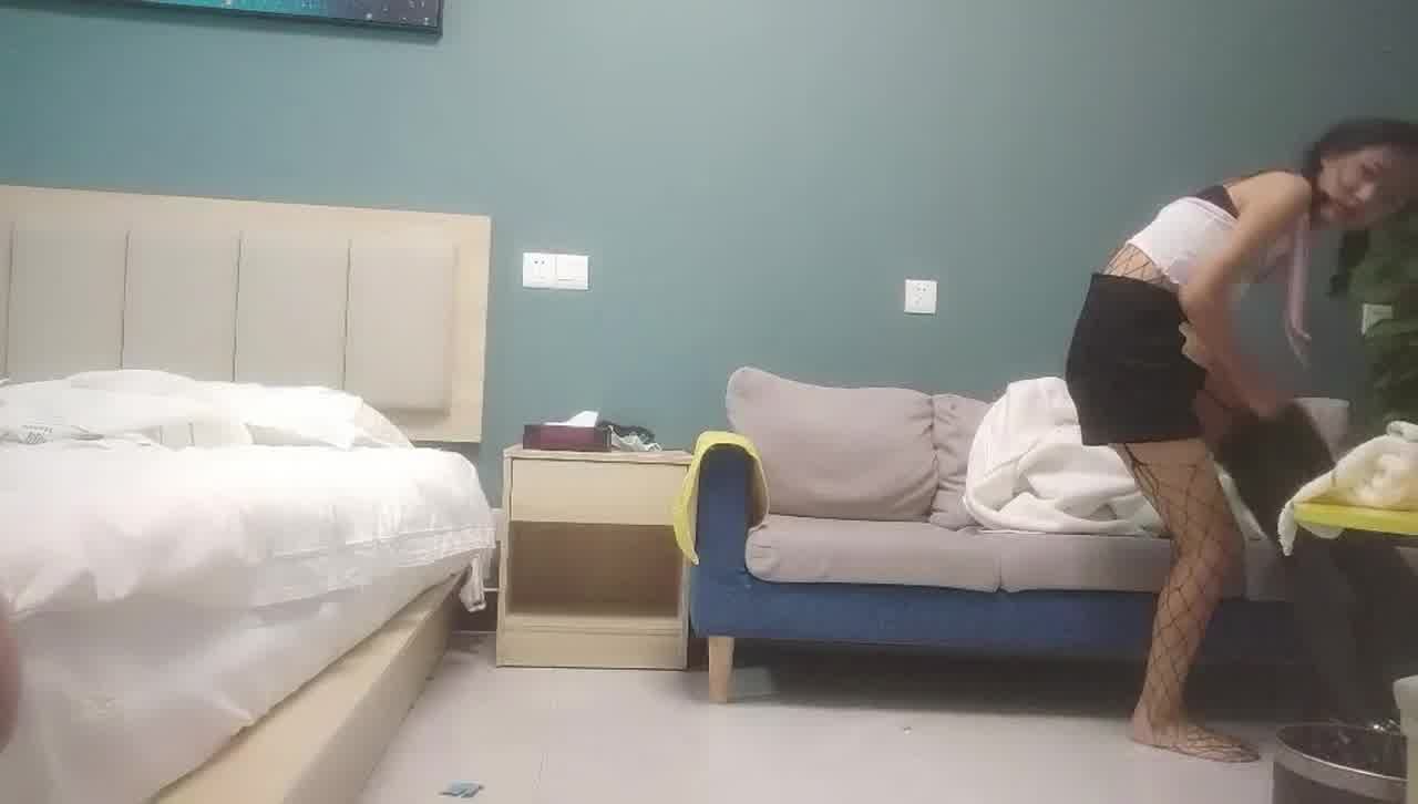  粉丝强烈要求返场，极品00后大学生，乖巧可爱，弱小的身体被无情蹂虐，扛不住这样操，大喊：受不了 的剧照9