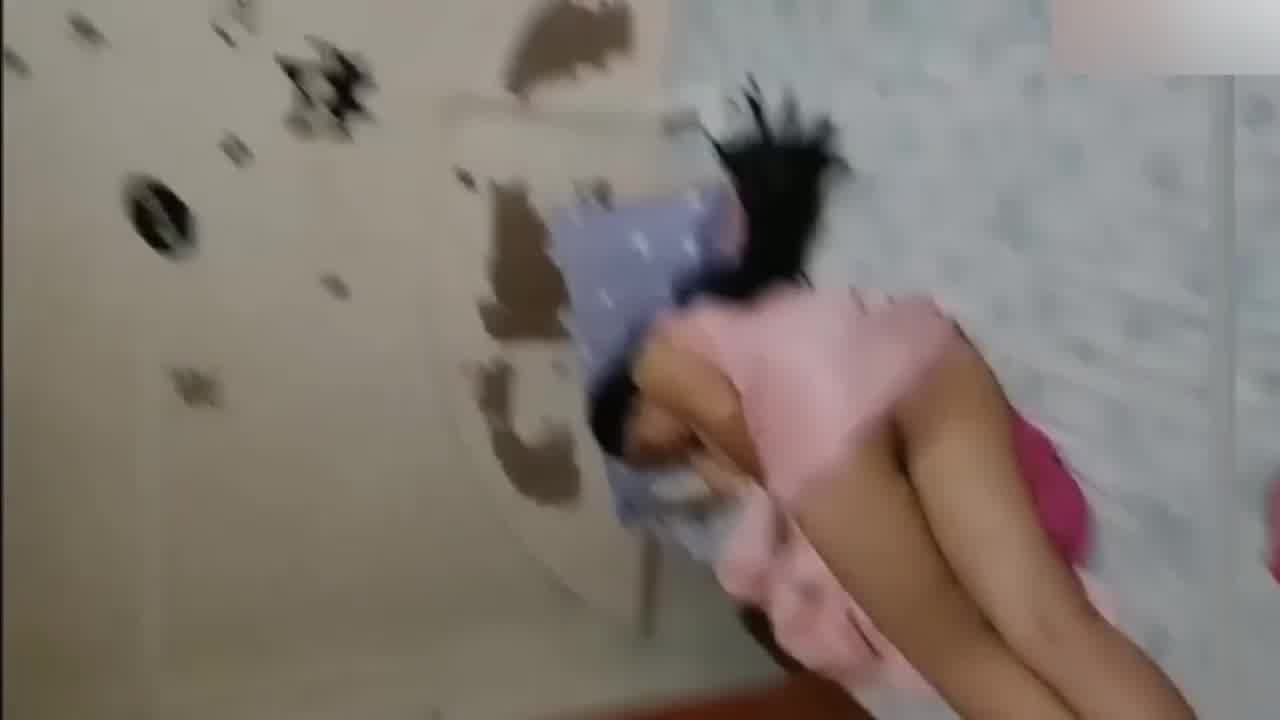  【真实母子乱伦】乱伦中邻居突然来了，妈妈听说乱伦一晚赚上万，也是很配合，话说18岁的鸡巴那么小吗？ 的剧照3