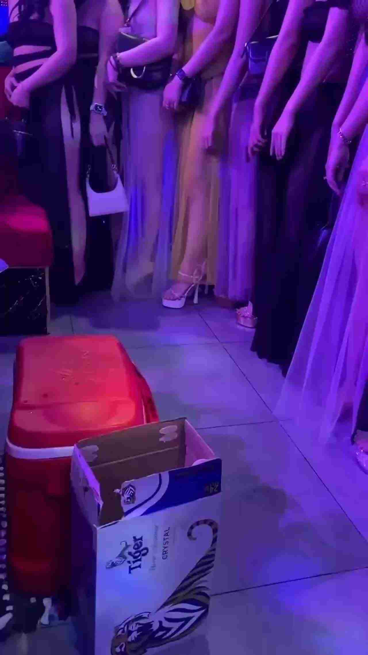  上海顶级按摩女选妃，肤白貌美大长腿 的剧照6