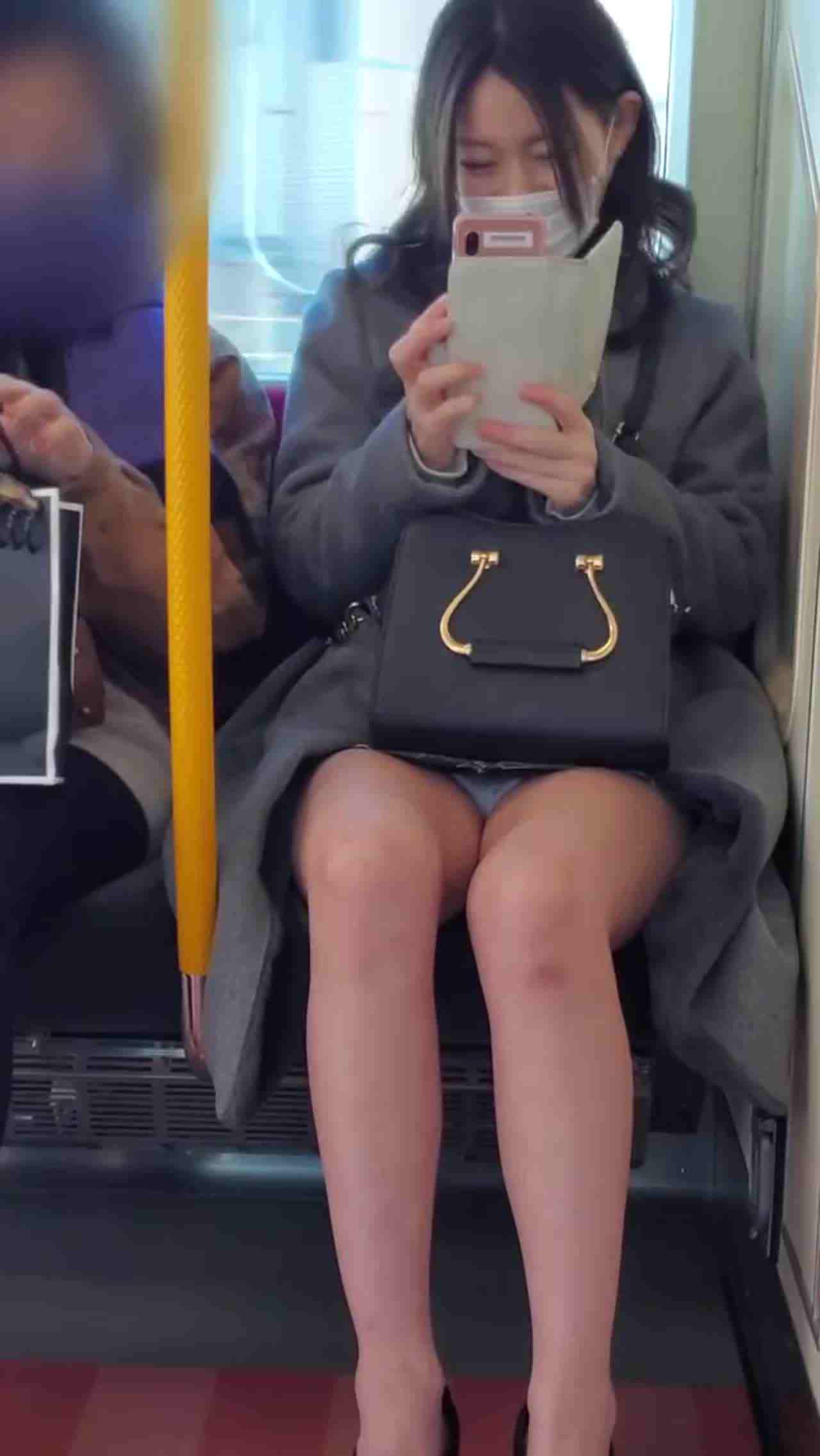  发现电车痴汉偷拍腿还张更开 的剧照4