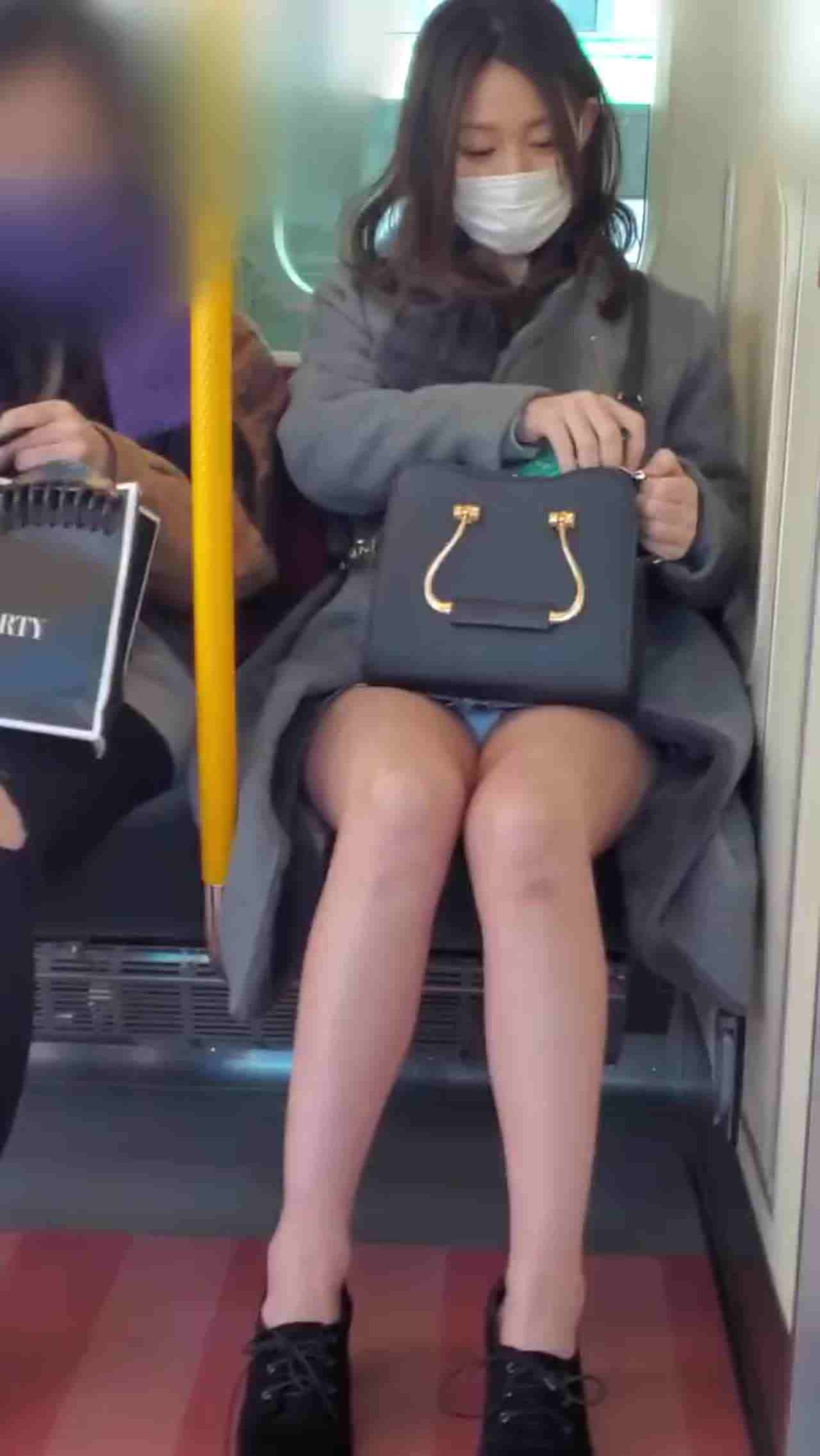  发现电车痴汉偷拍腿还张更开 的剧照5