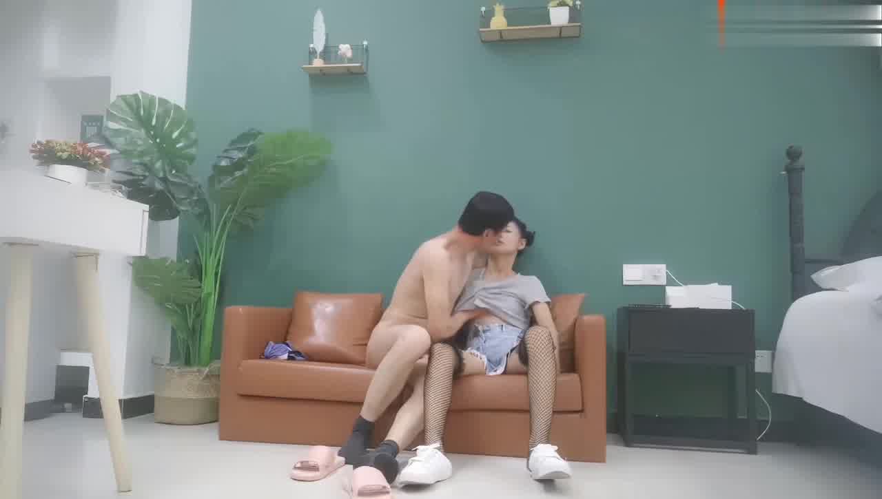  猥琐大叔爆操00后外围小妹子被抱起来狂日，多个姿势爽不停，超级嫩，大叔忍不住舔肉穴！ 的剧照1