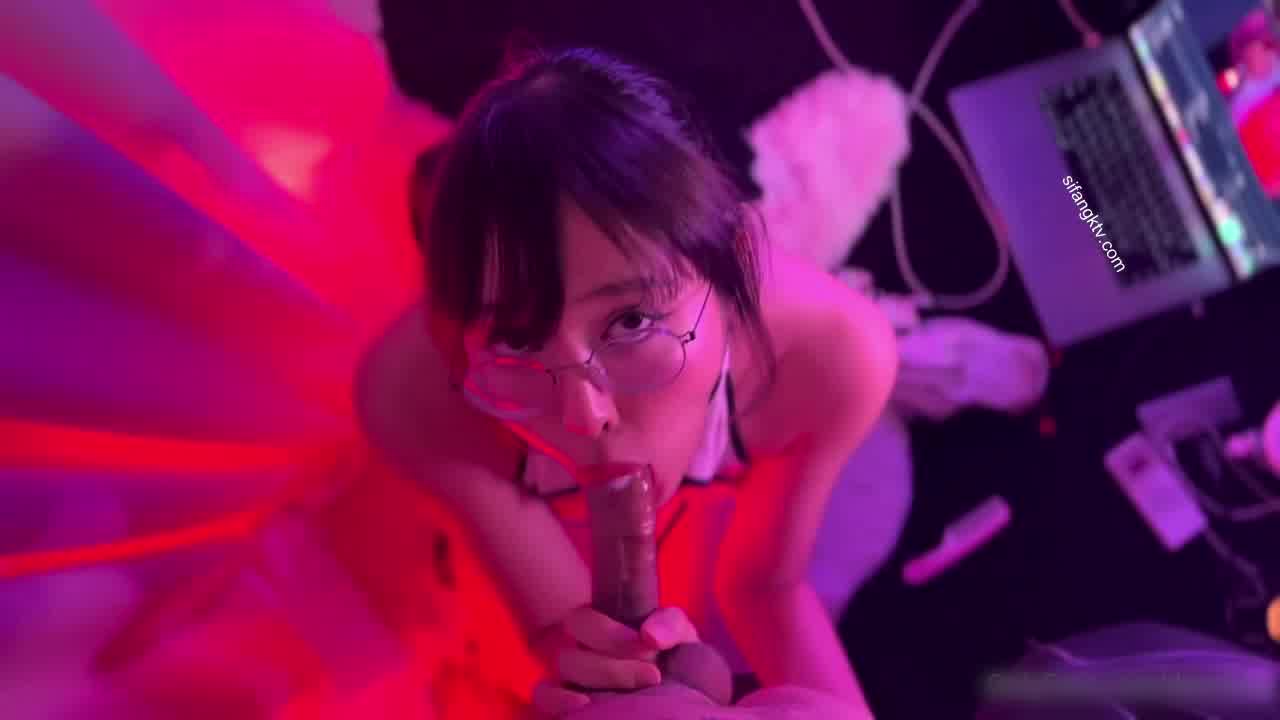  deerlong 眼镜正妹性感旗袍背后式爽翻天 的剧照10