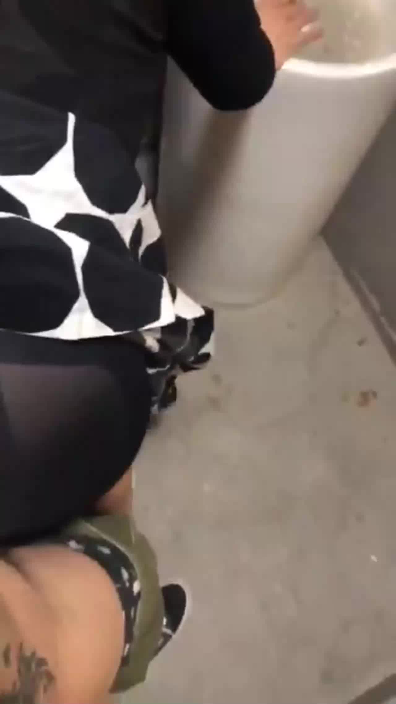  厕所后入，好喜欢 的剧照2