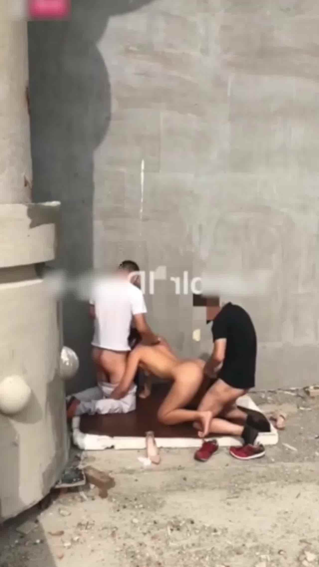  【绿帽淫妻)绿帽把老婆绑起来景区露出，人妻被路人轮操，太刺激了! 的剧照4