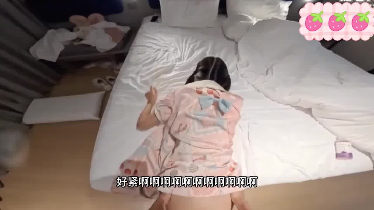  高中萝莉只有一个房间了给他男友戴绿帽!一夜操了她n次逼每次他都叫哥哥我高潮了! 的剧照8