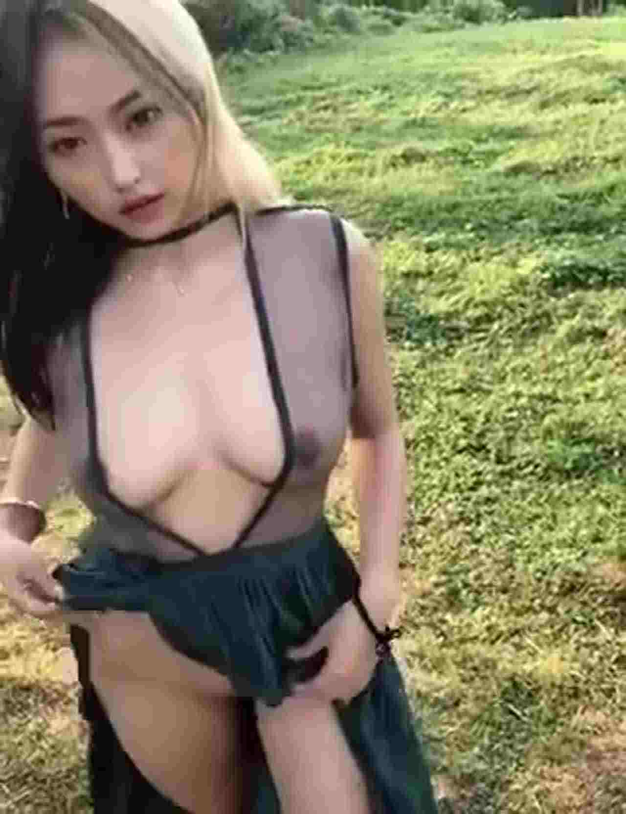  小姐姐就喜欢野外露出 的剧照8