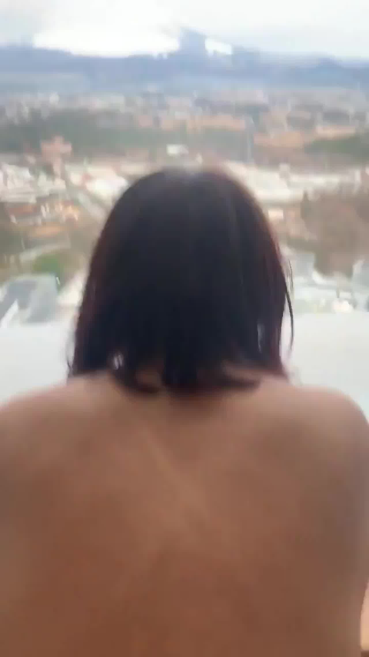  落地窗边后入 的剧照2