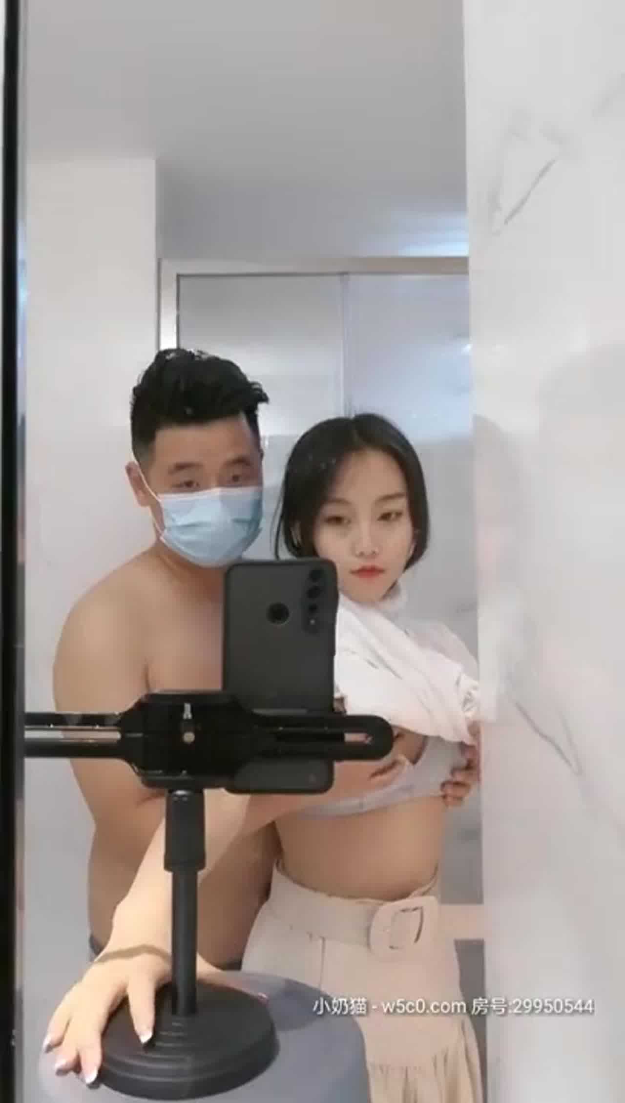  极品校花《大一学妹》豪华酒店，和同学激情啪啪口爆 的剧照7