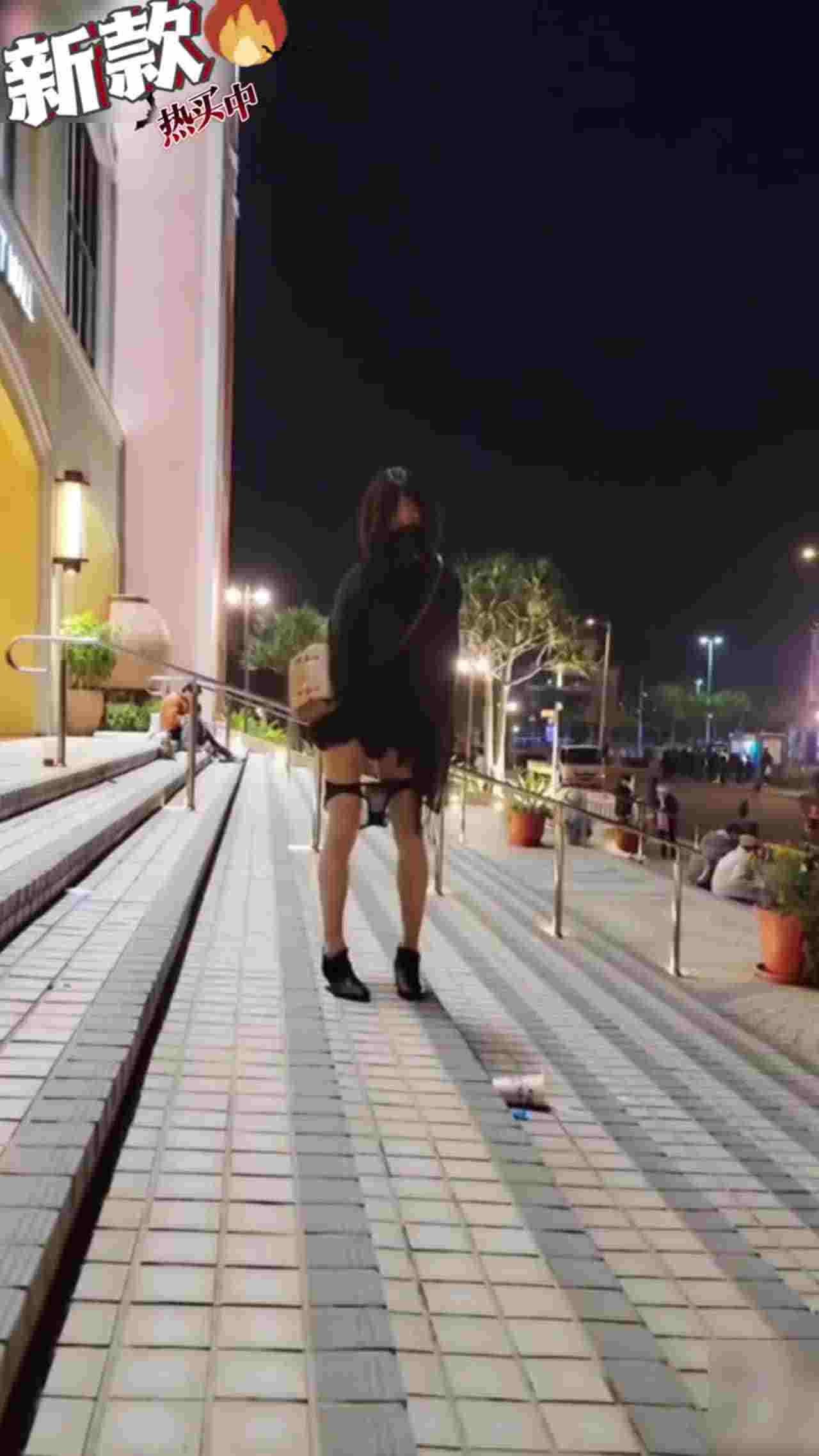  【疯狂系列】可乐喷射菊花 变态街头失禁 的剧照6