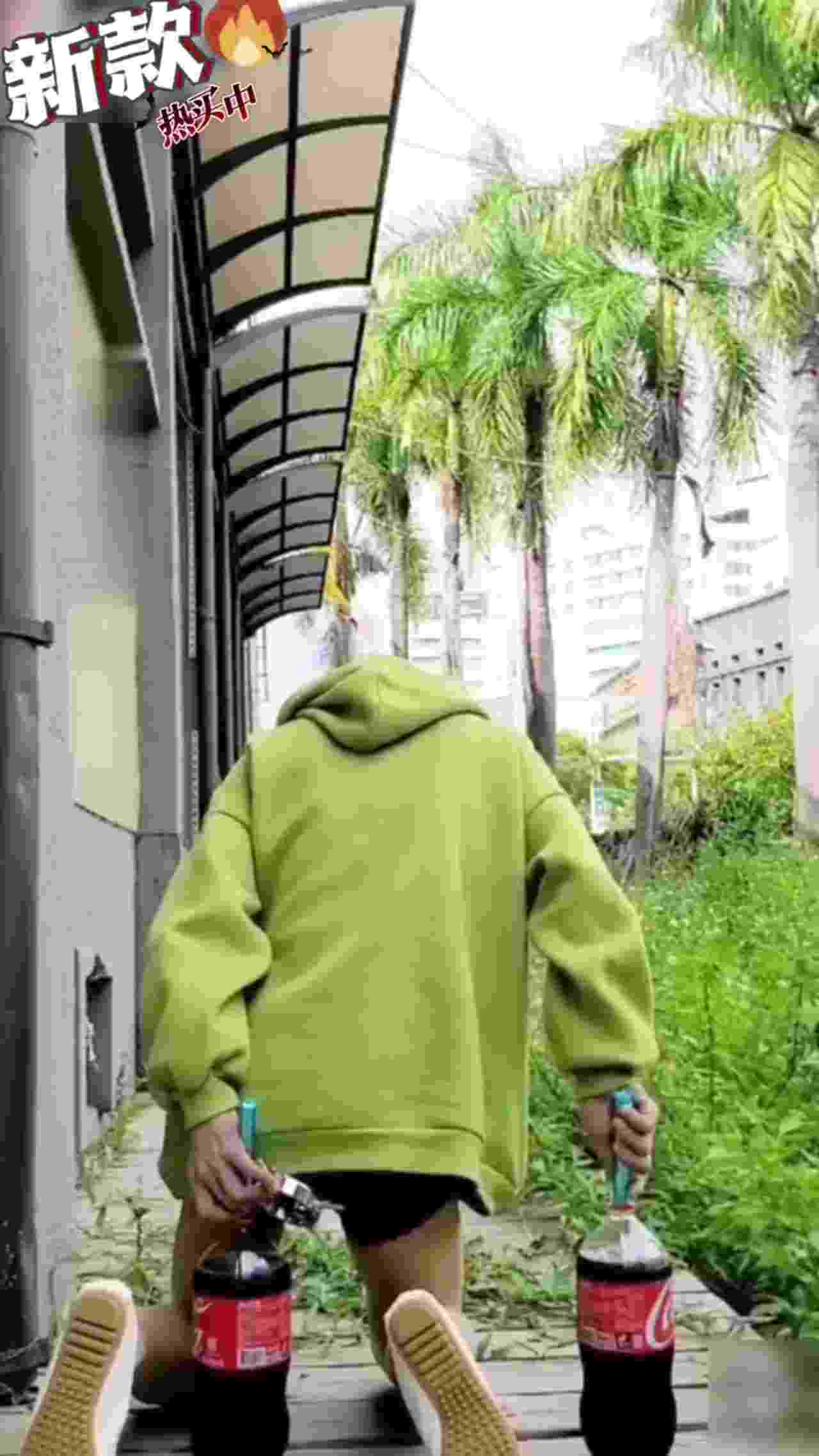  【疯狂系列】可乐喷射菊花 变态街头失禁 的剧照7