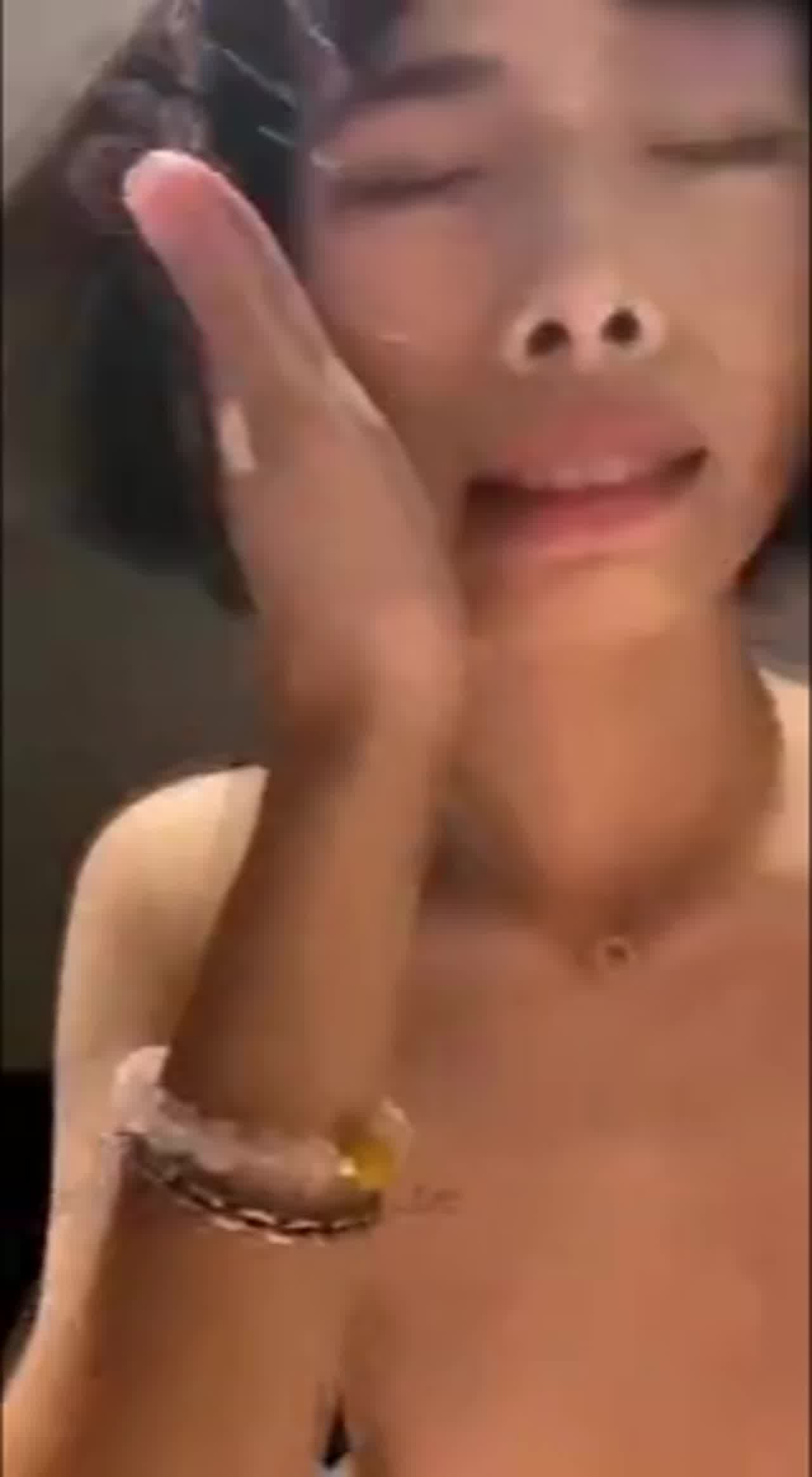  淫荡大一女友约我一起私拍 的剧照6