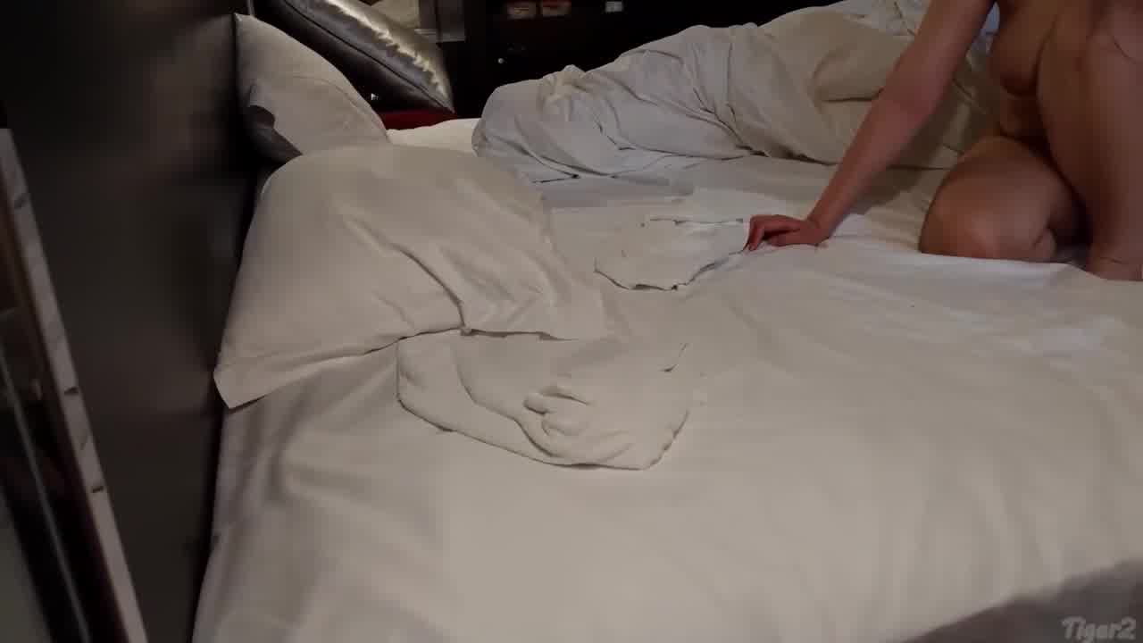  顶到子宫了…好想你每天操我逼多久没被干了？好久了，喜欢老公这个干我 的剧照9