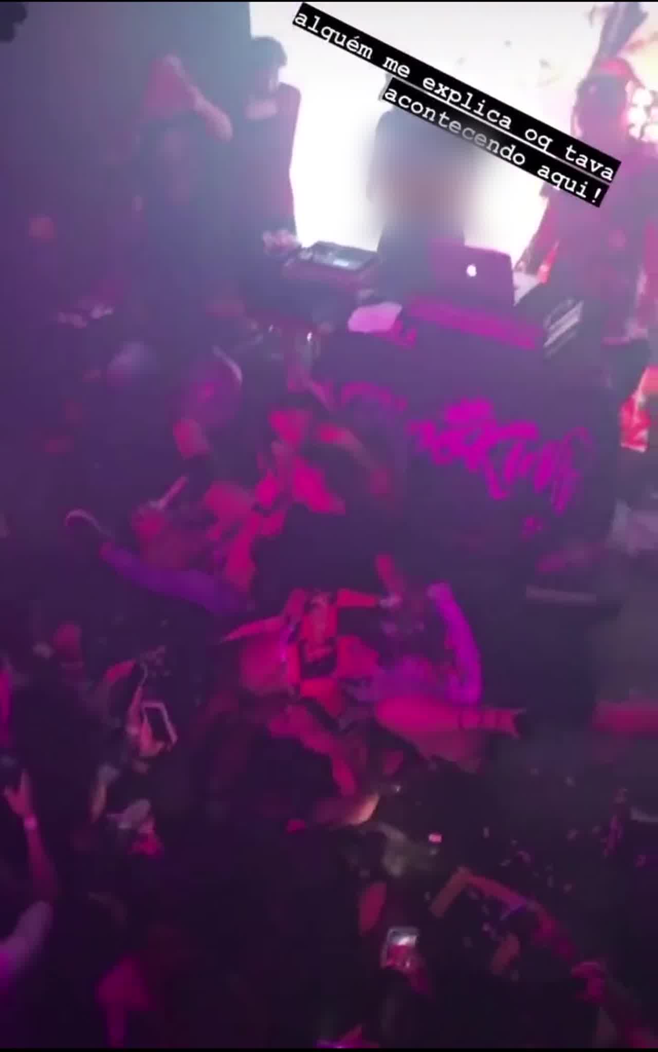  门事件 巴西女歌手超性感装束开骚 冲下台同粉丝互动竟被人扯甩T-back 的剧照9