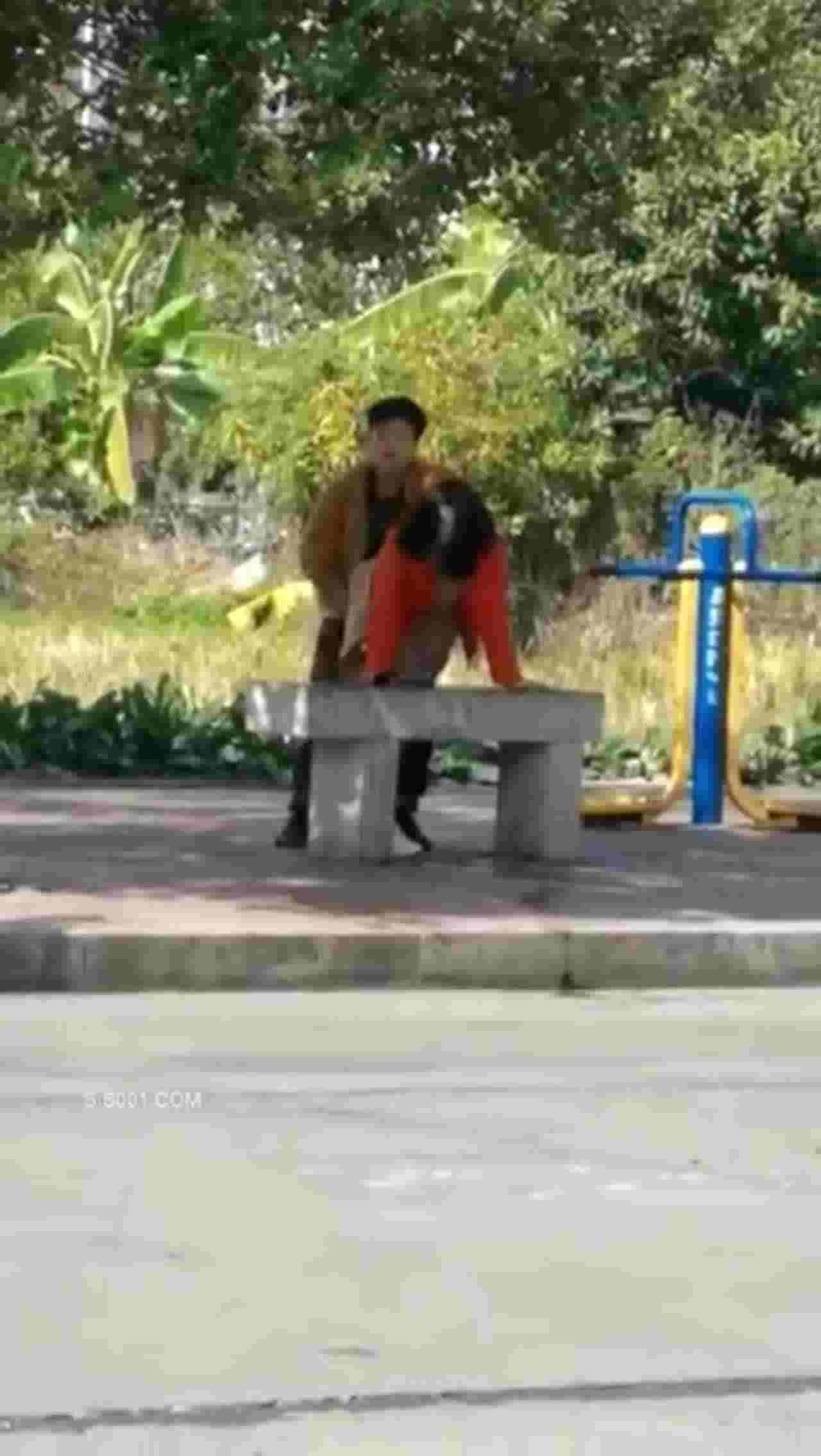  太扯！光天化日无情进洞！ 的剧照8