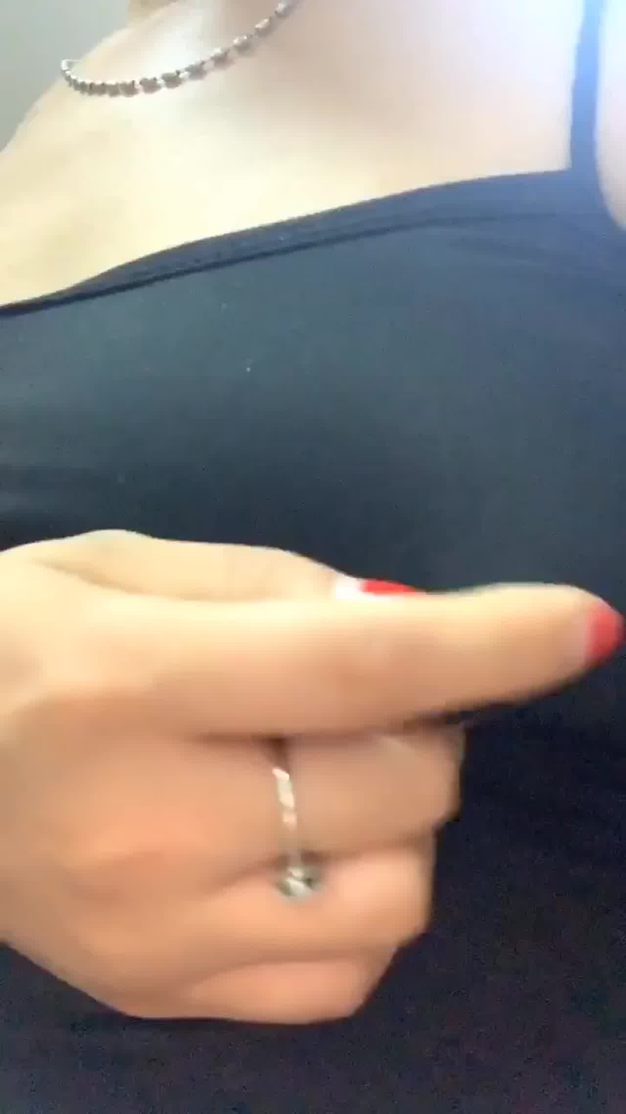  换个衣服也不忘了把咪咪摸硬 的剧照9