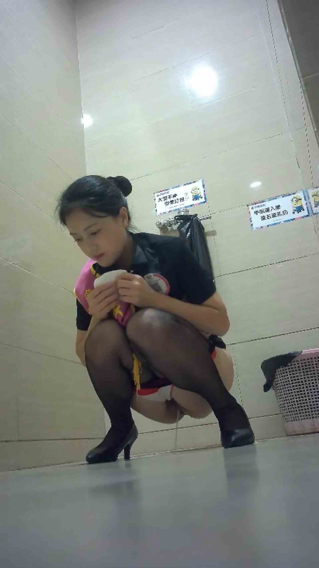  厕所偷拍合集，看骚逼如何撒尿，都是极品 的剧照3