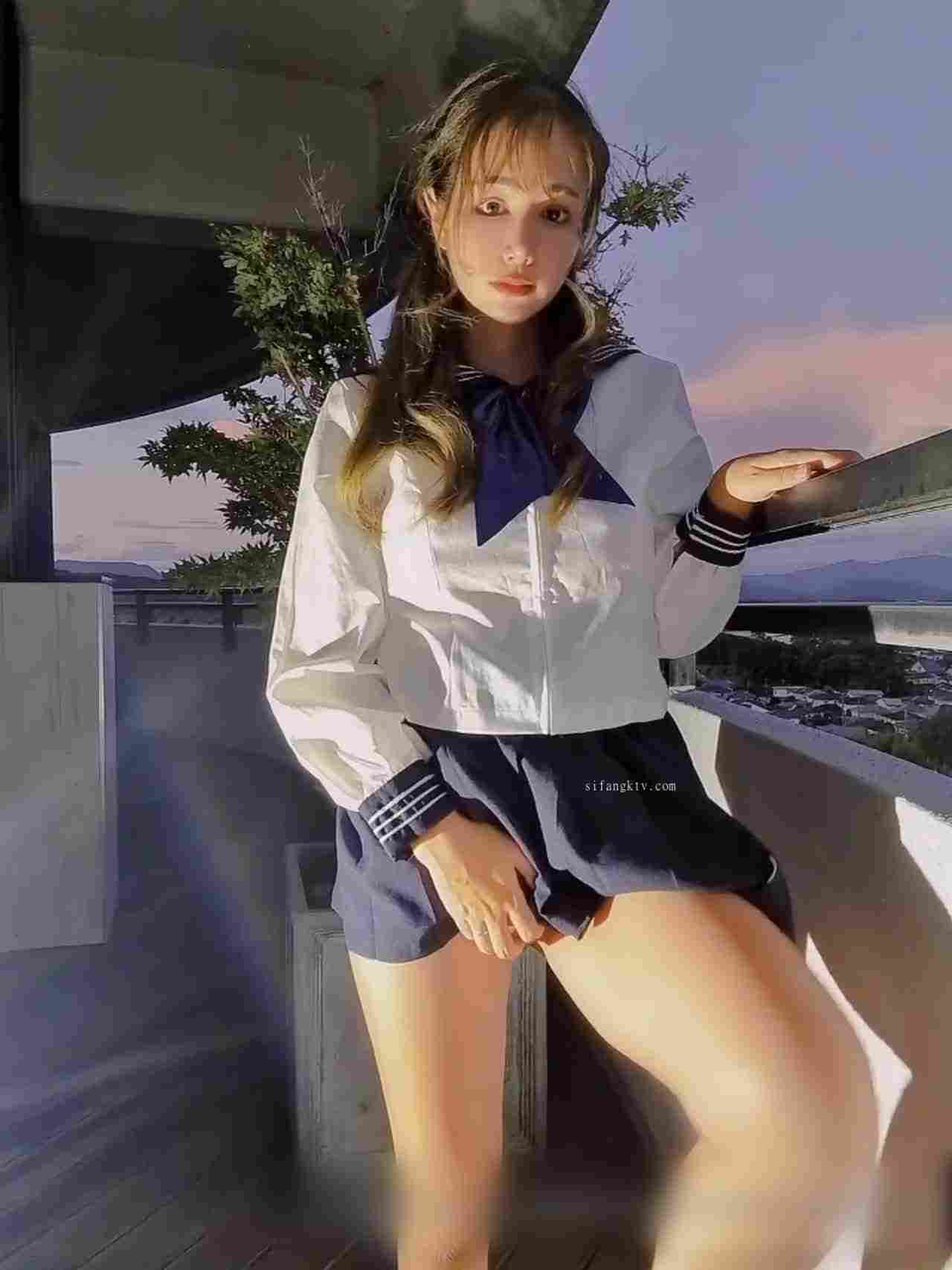  Naomi 学生妹在阳台上自慰摸着他的小骚逼 的剧照2