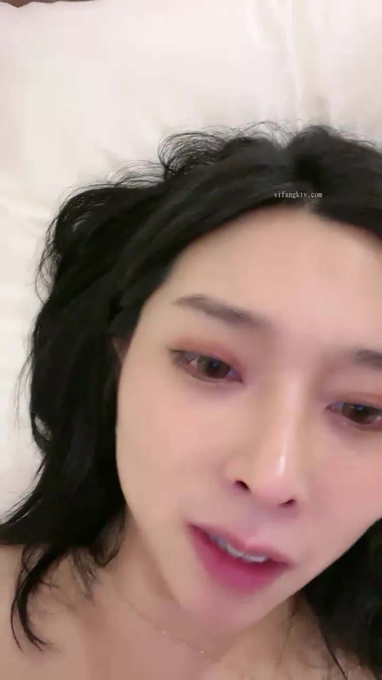  短发妹子穿着旗袍好性感阿 在浴室脱掉身上准备开干 完整版 的剧照10