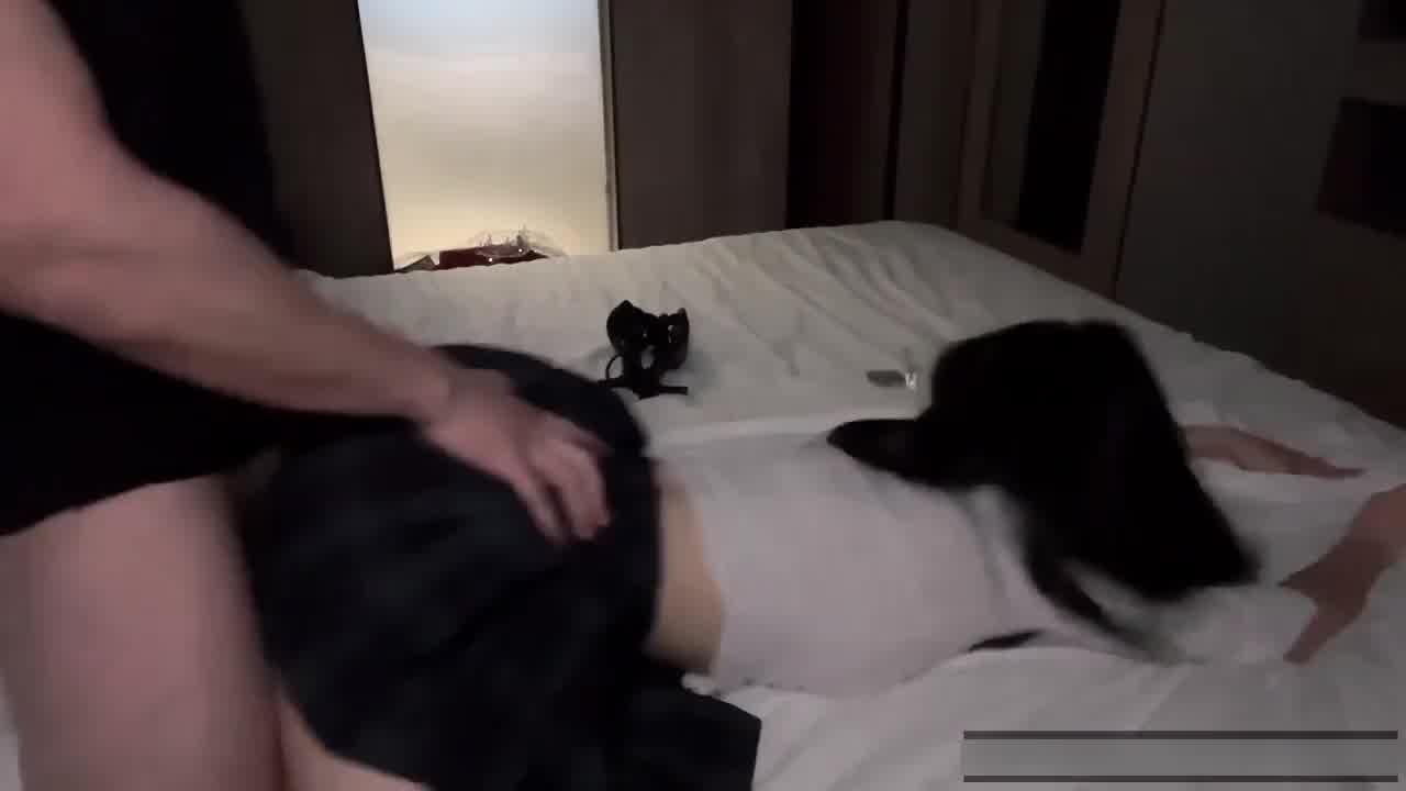  自购福利姬困困狗-已经被主人操到神志不清了，穿着黑丝爆乳衬衫，暴力扣小穴，后入更上听声音就知道多疼了 的剧照6