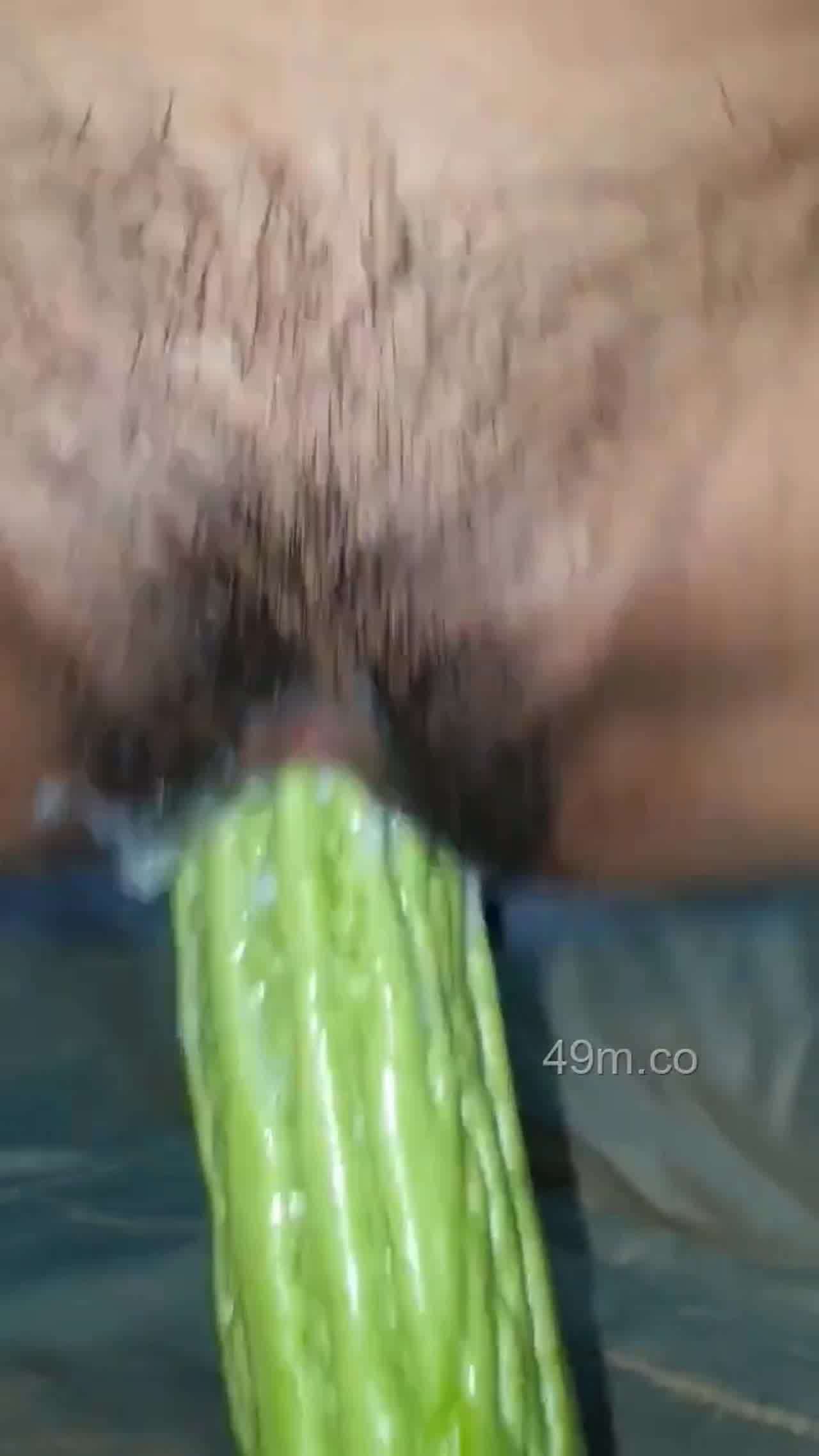  小骚妇老公不在家买来大苦瓜插入骑乘模仿做爱 的剧照8