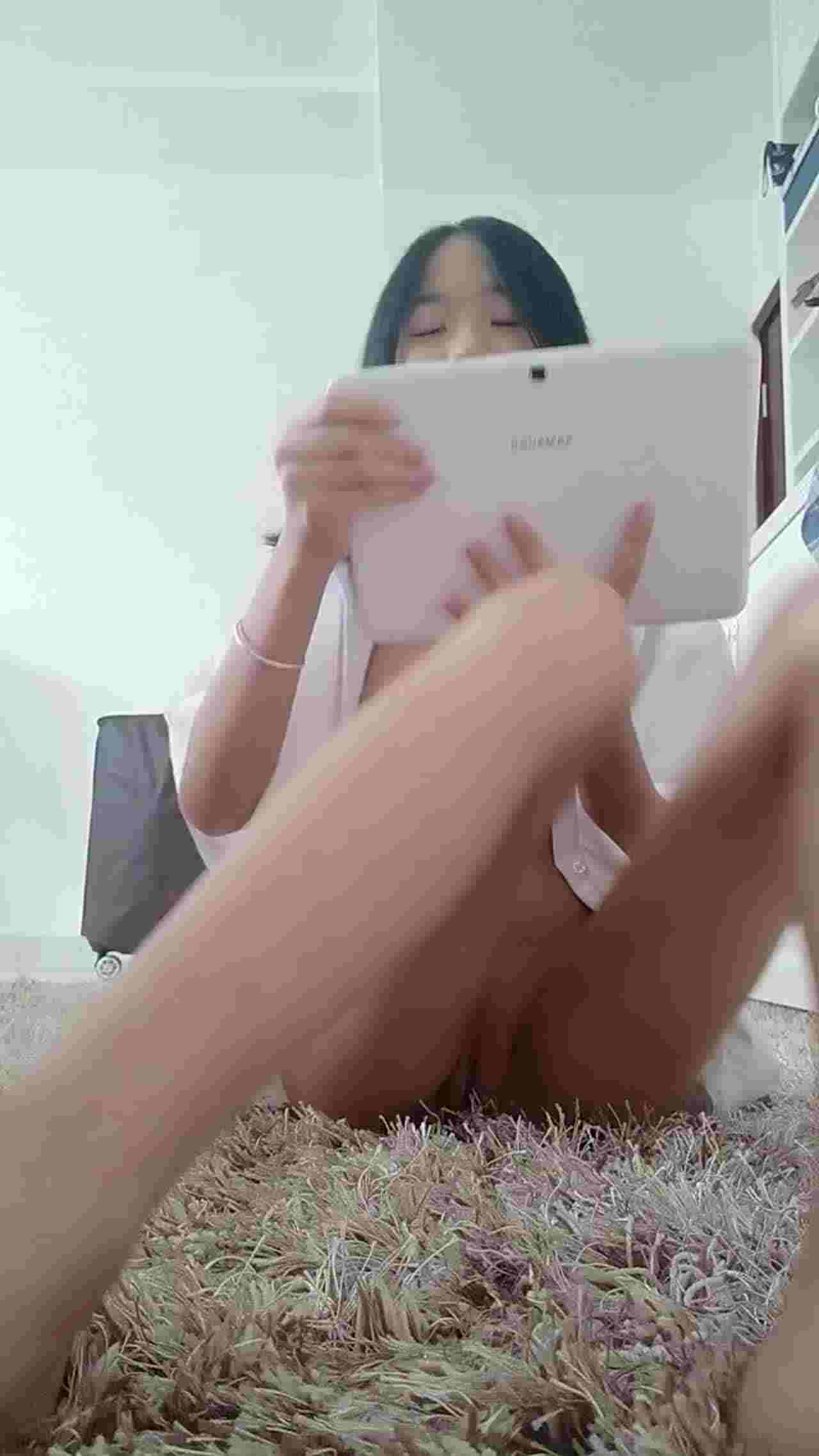  【小天使系列】一边自慰一边回答网友问题，整根笔都被插湿了。第一次做爱，为什么自慰，交男友不要大鸡巴 的剧照3