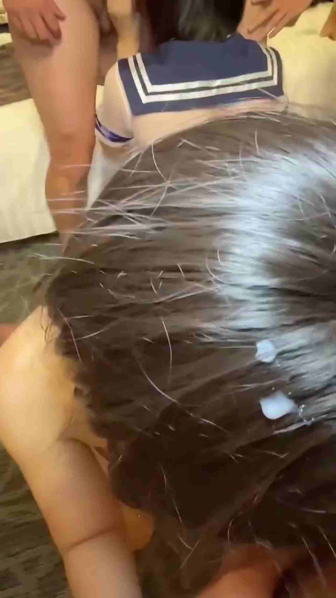  淫乱派对，制服淫娃们满脸都是精液，不给她还生气！ 的剧照9