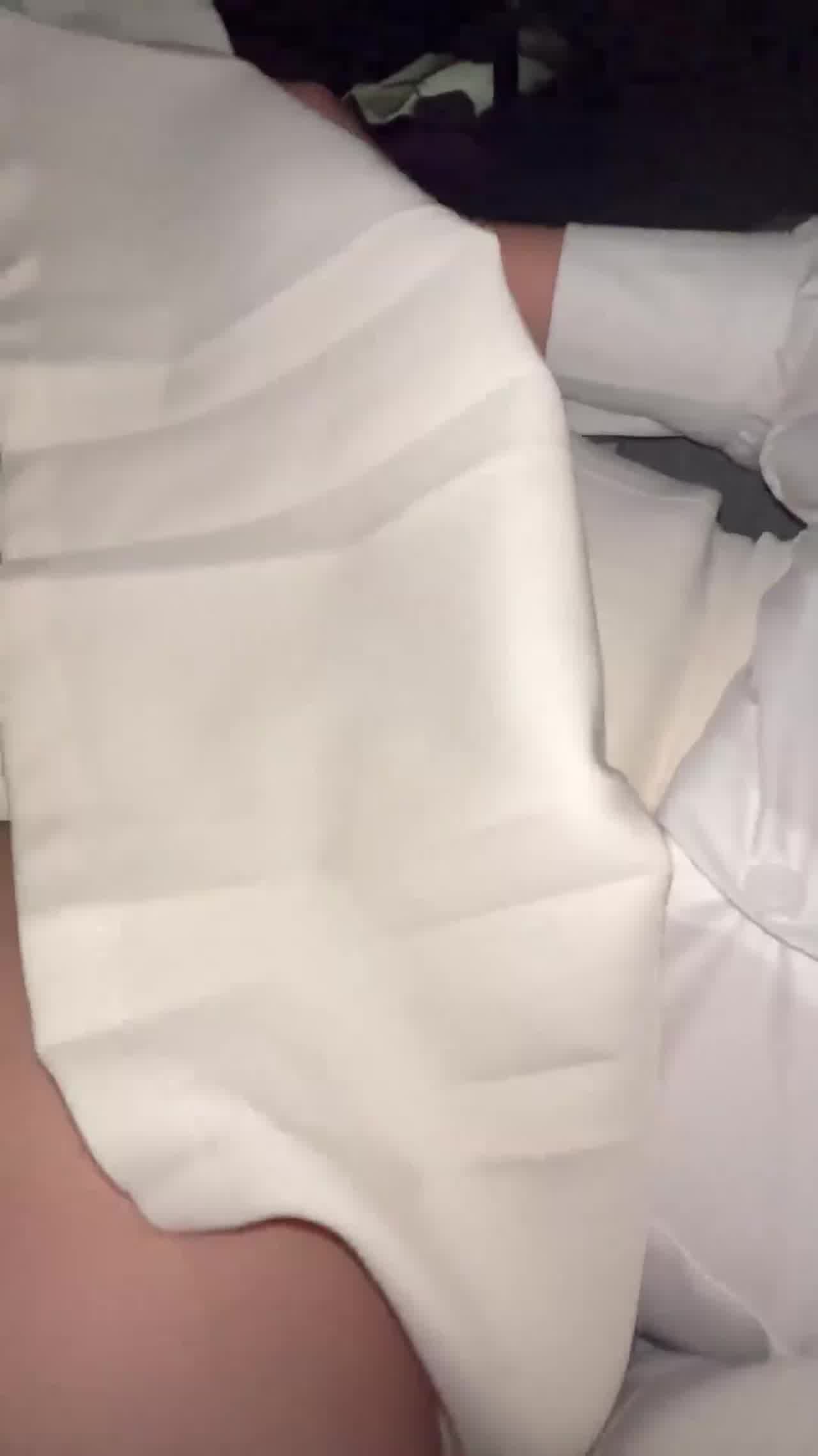  最新流出会所套房里爆操服务员酒店抱在怀里小黄瓜玩弄嫩穴 的剧照6