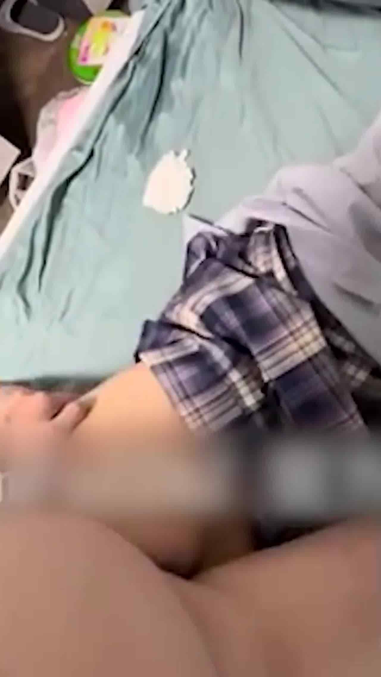  【捡尸女学生】JK女学生醉倒在楼道给她通通小骚逼 然后用尿给她清理干净 的剧照9