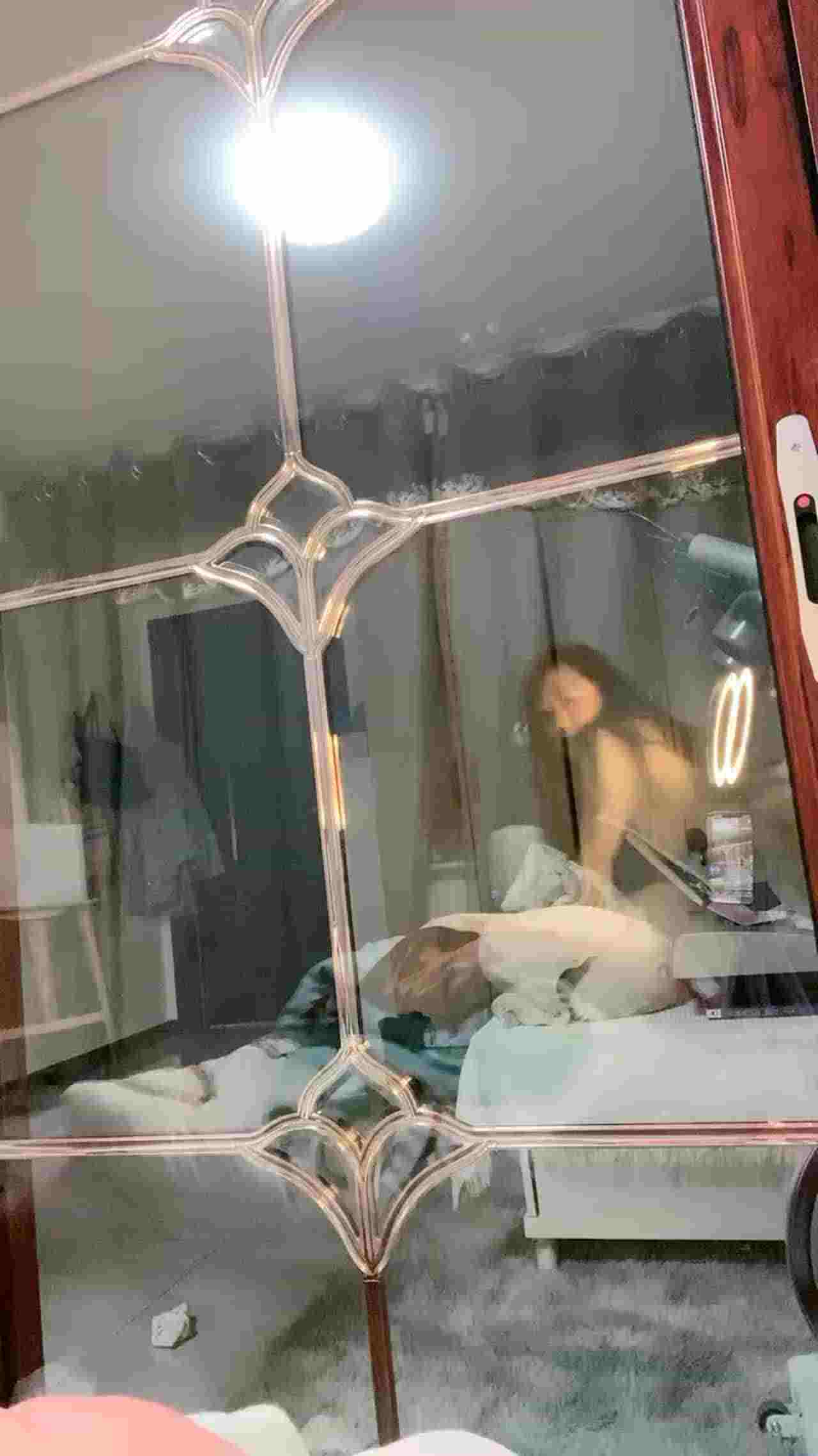  大奶骚妇 的剧照4