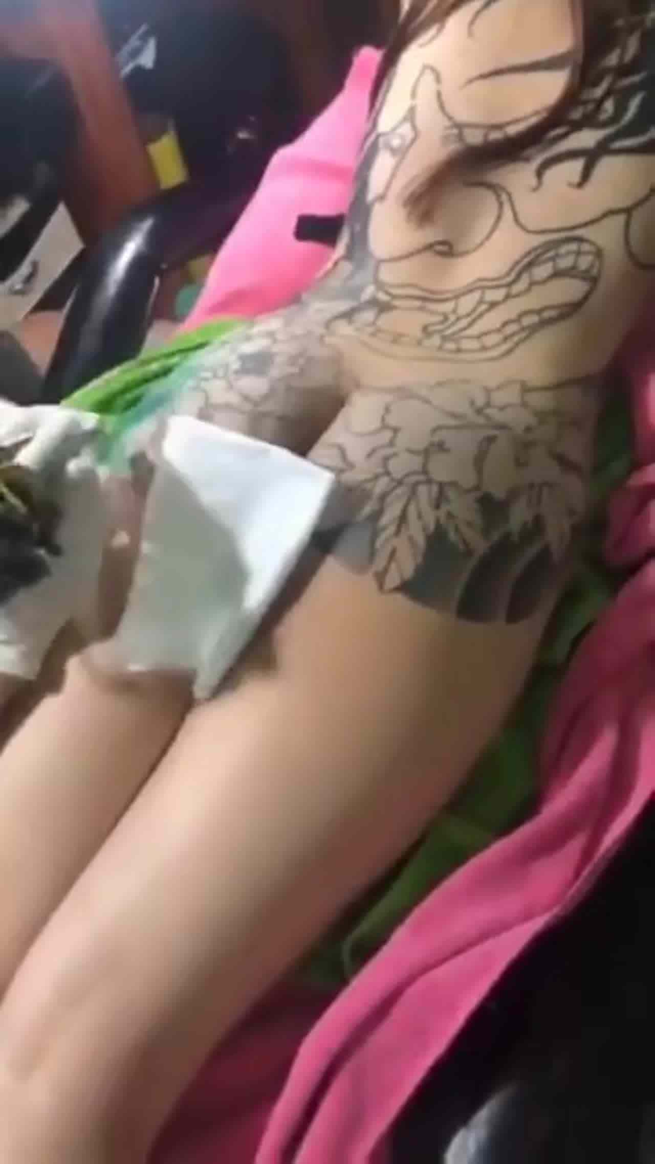  美女要纹身全身 的剧照5