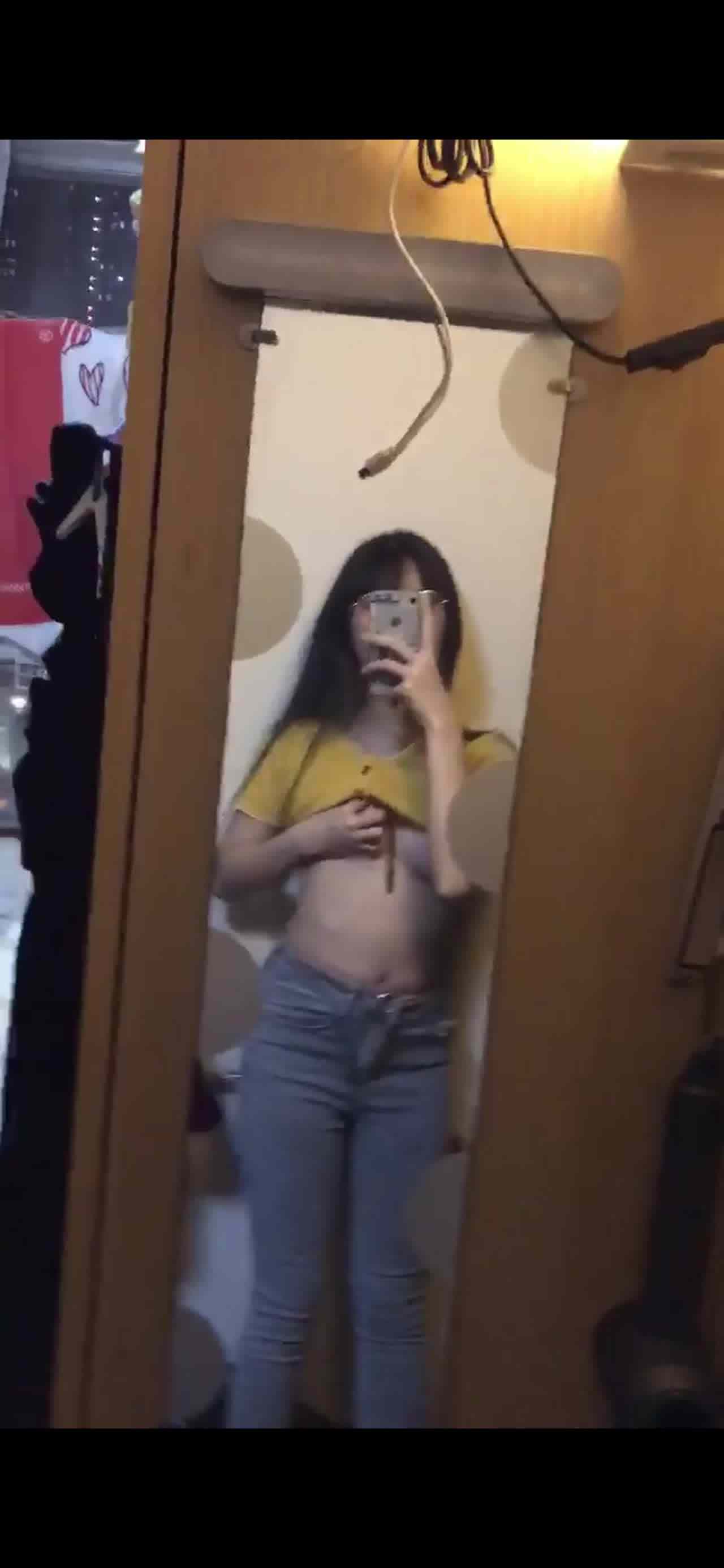  渣男分手后报复流出清纯眼镜学生妹不雅自拍~牵狗链后入道具紫薇口嗨淫态百出 的剧照3