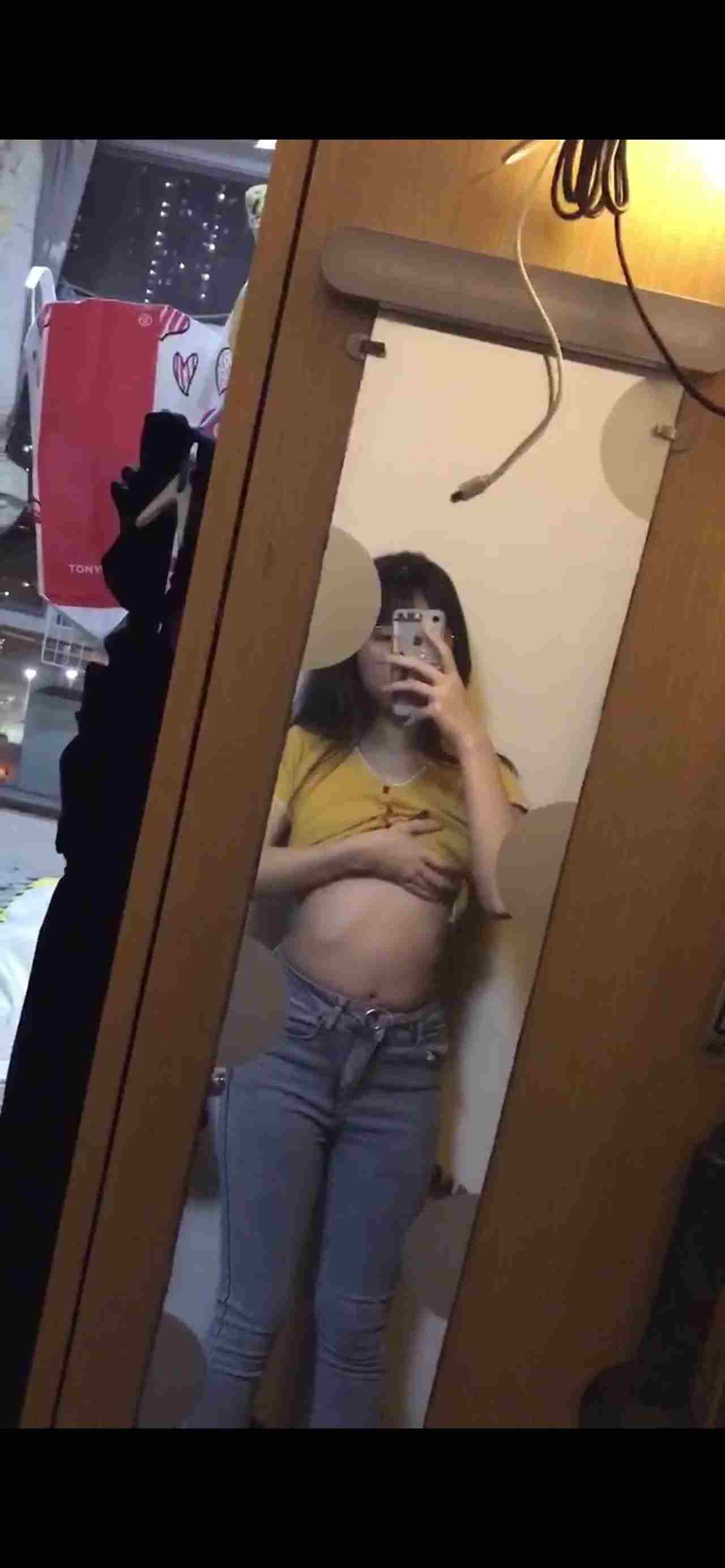  渣男分手后报复流出清纯眼镜学生妹不雅自拍~牵狗链后入道具紫薇口嗨淫态百出 的剧照7