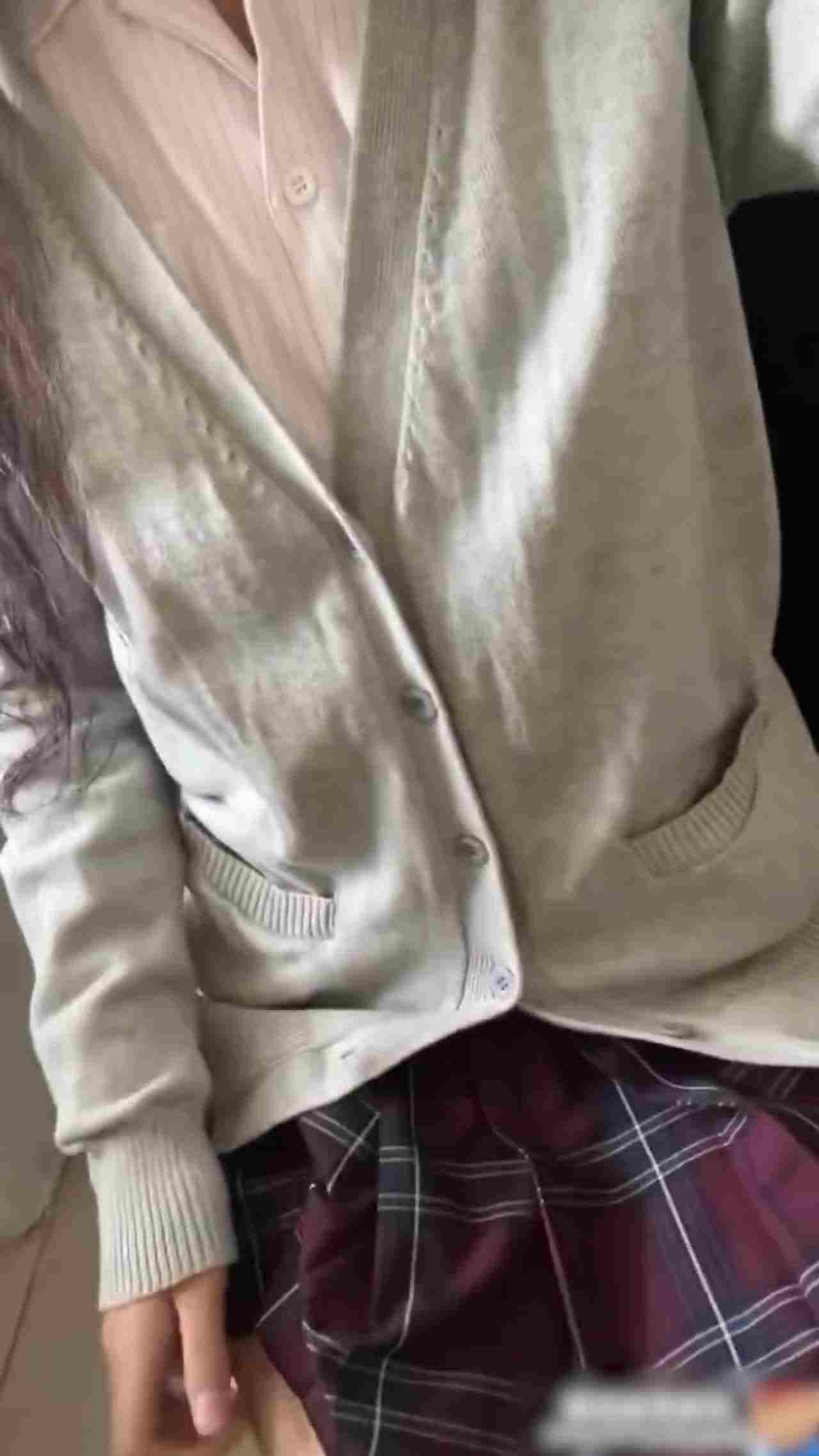  高二早熟学生妹，教室露出，超大胆，揉奶漏逼，自己玩了起来，好骚啊！ 的剧照7